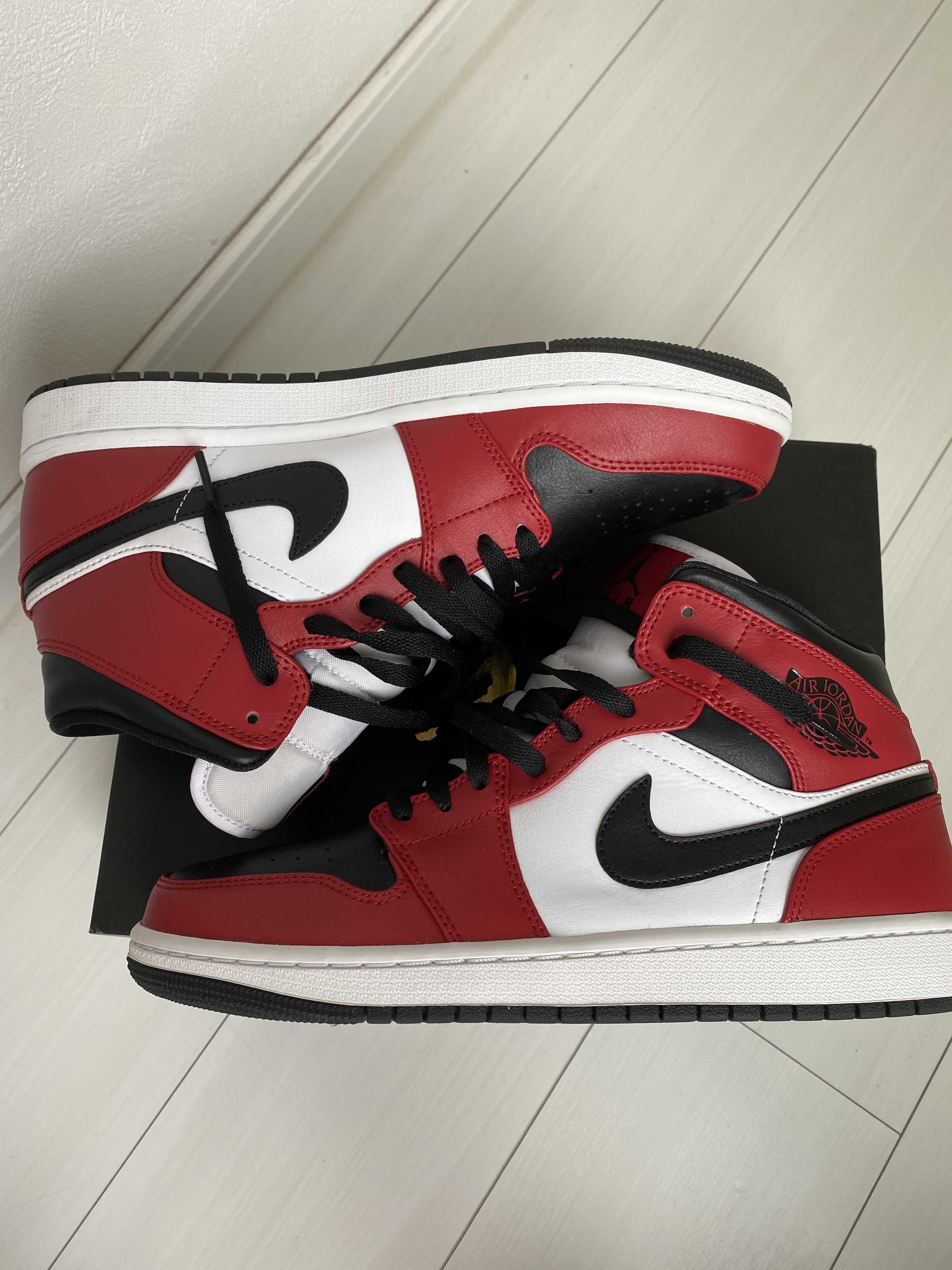 Nike Air Jordan 1 Mid "Chicago Black Toe"