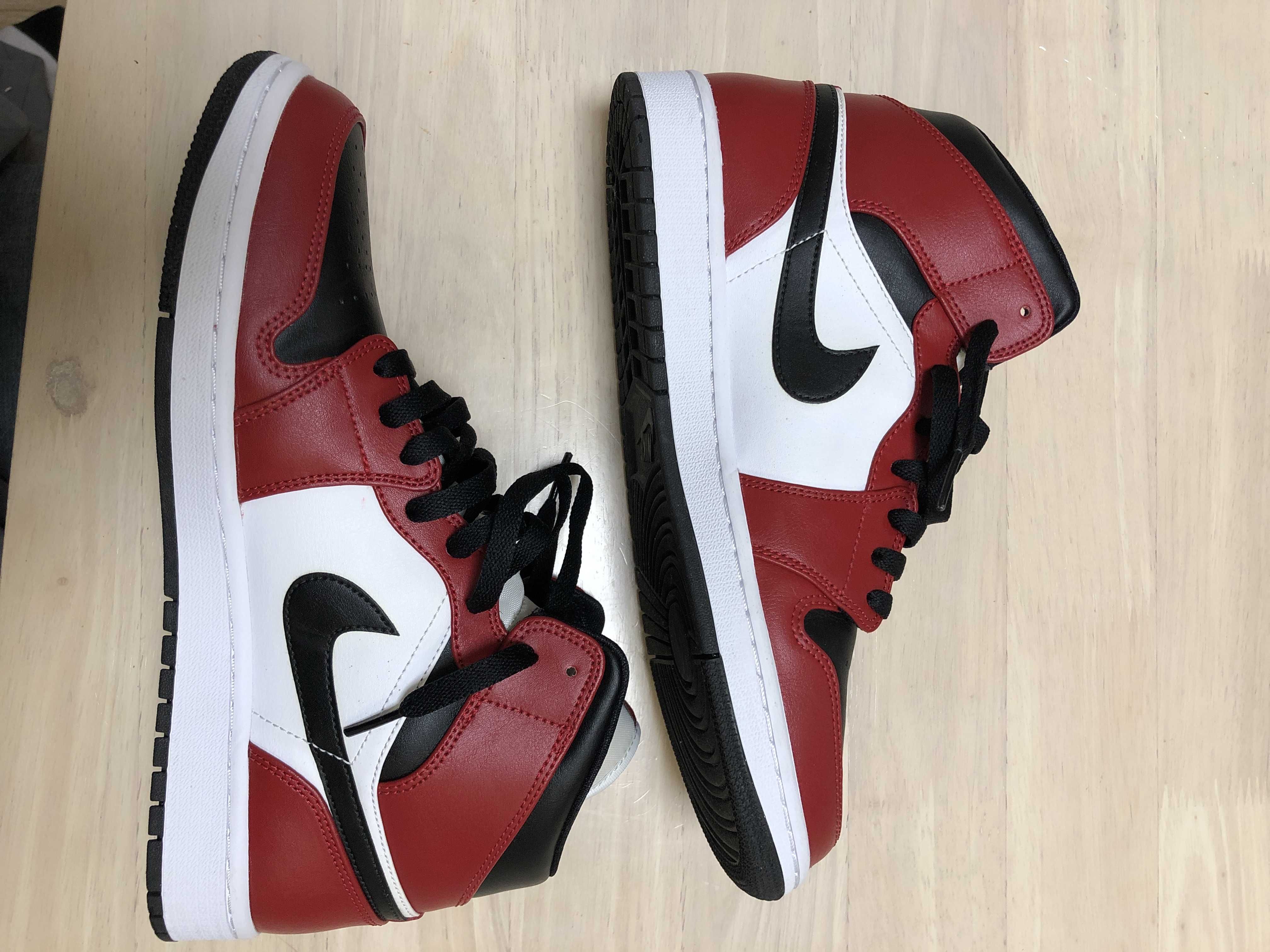 Nike Air Jordan 1 Mid "Chicago Black Toe"
