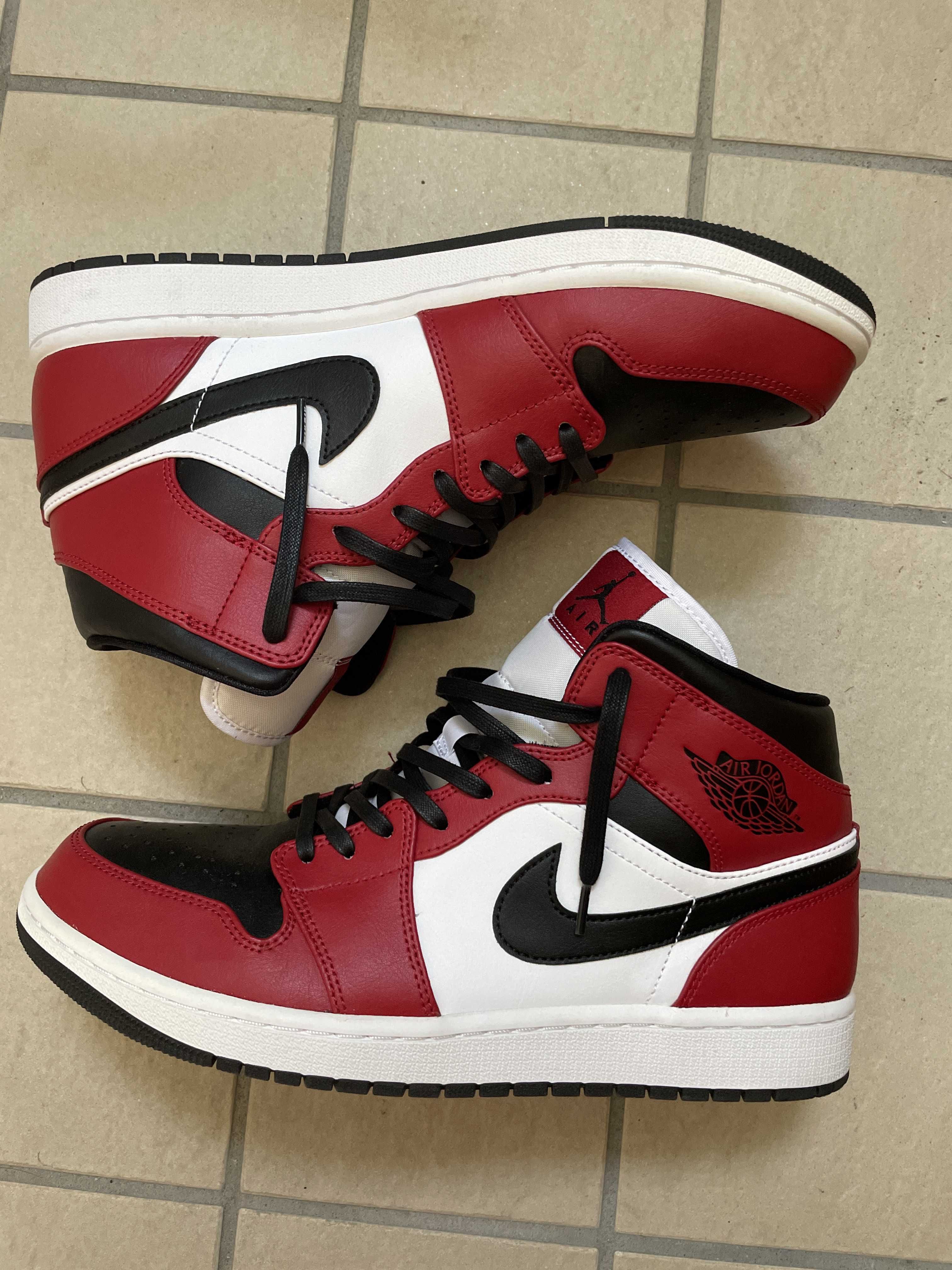 Nike Air Jordan 1 Mid "Chicago Black Toe"