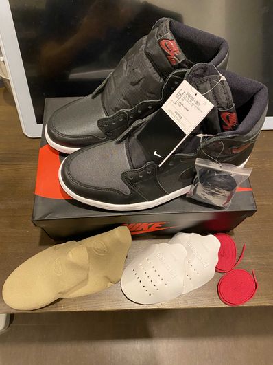 Nike Air Jordan 1 Retro High OG "Black/Metallic Silver/Gym Red"