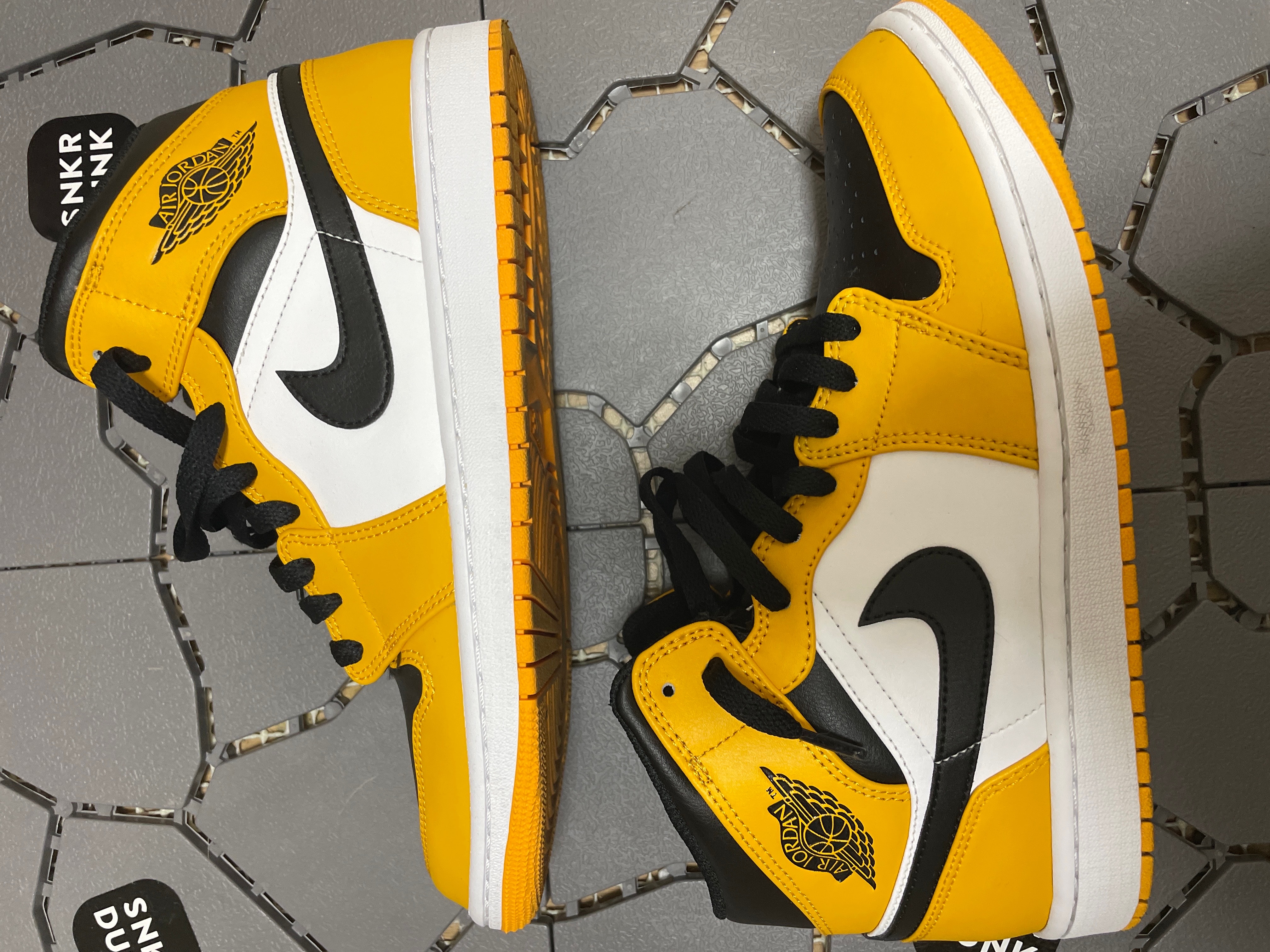 Nike Air Jordan 1 Mid "Taxi"