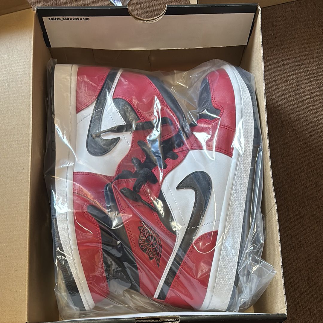 Nike Air Jordan 1 Mid "Chicago Black Toe"