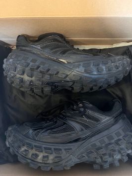 バレンシアガ バウンサー (ディフェンダー) スニーカー "ブラック"