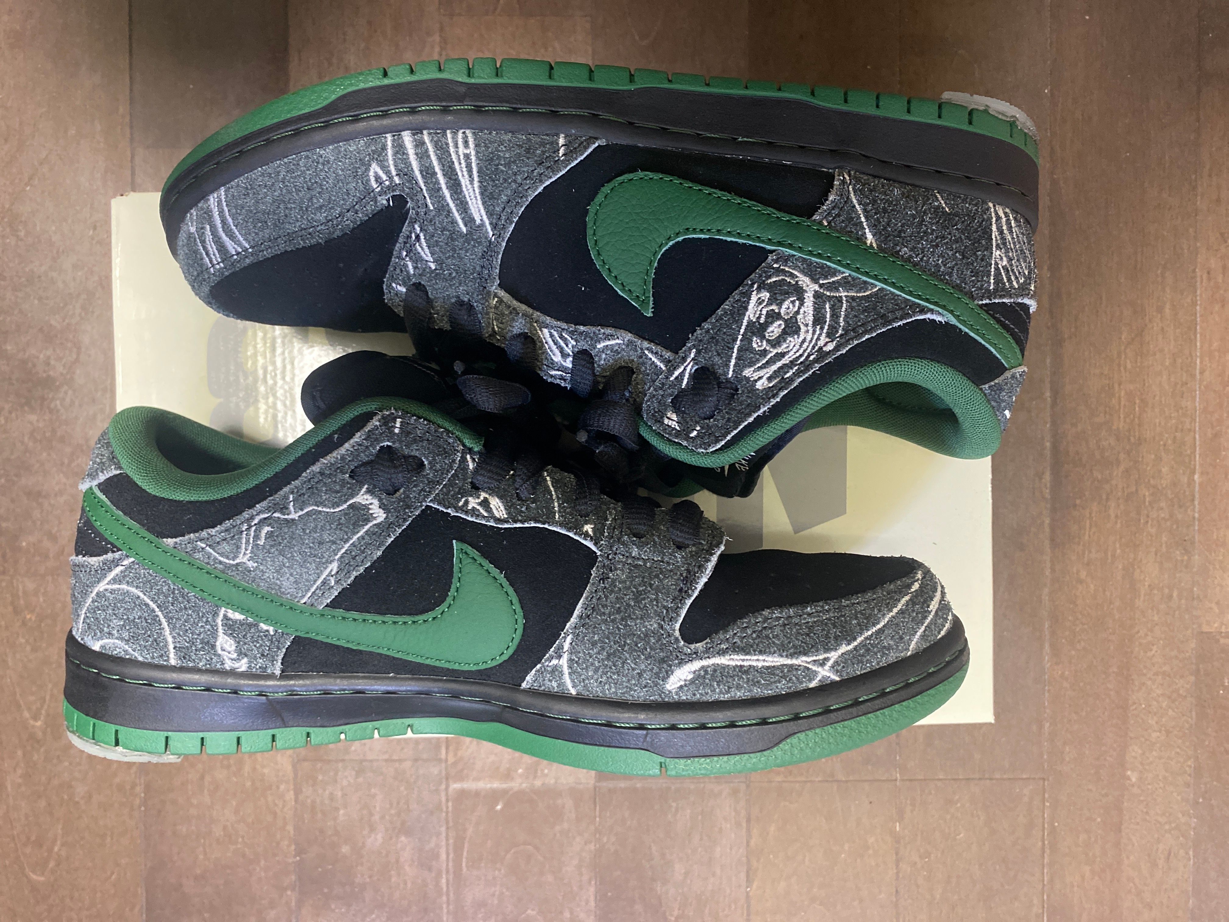 There Skateboards × Nike SB Dunk Low Pro "Anthracite and Gorge Green"