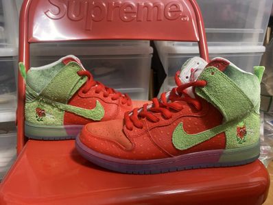 Nike SB Dunk High "Strawberry Cough"