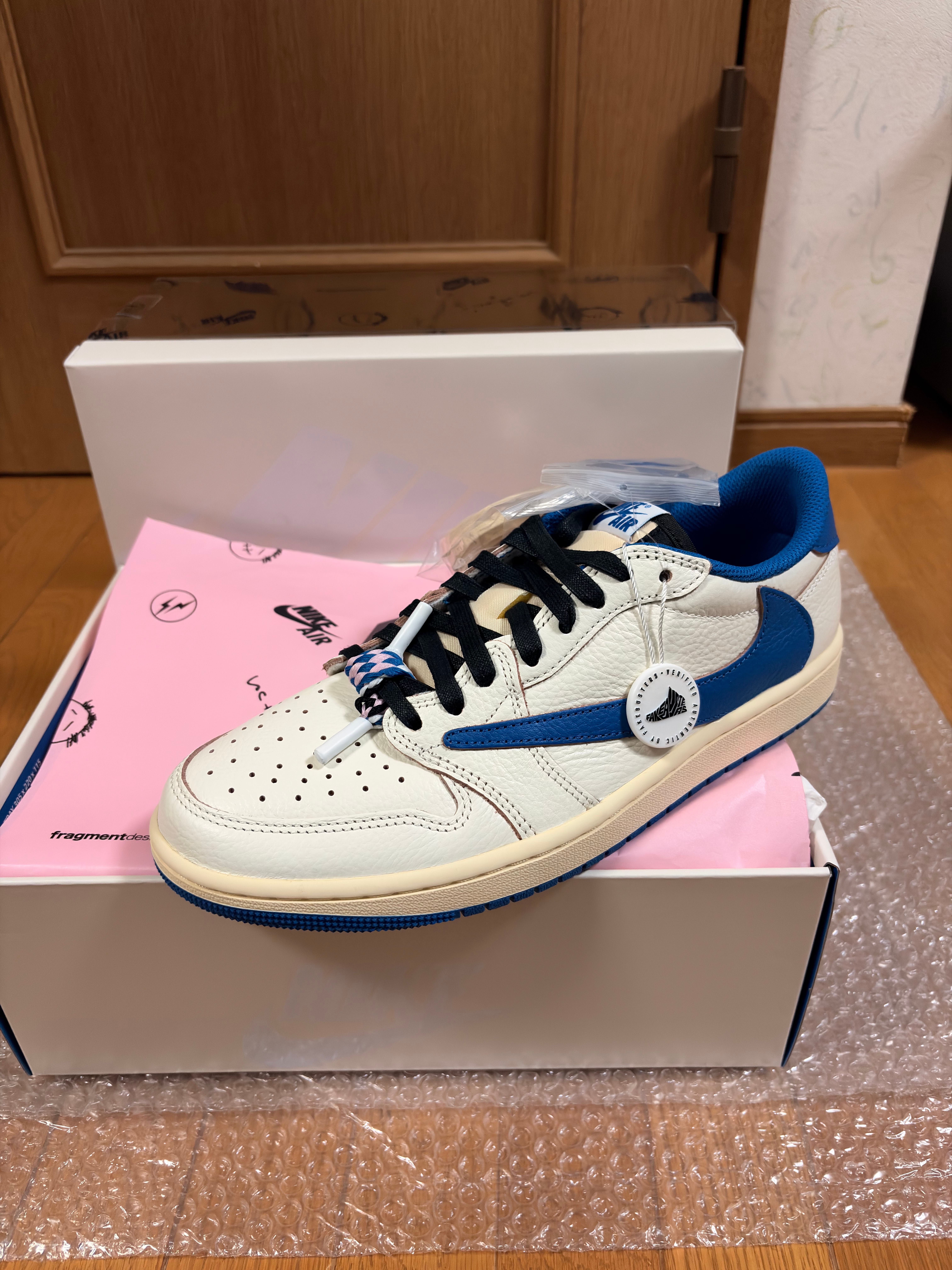 トラヴィススコット × フラグメントデザイン × ナイキ エアジョーダン1 ロー OG "セイル/ミリタリーブルー"