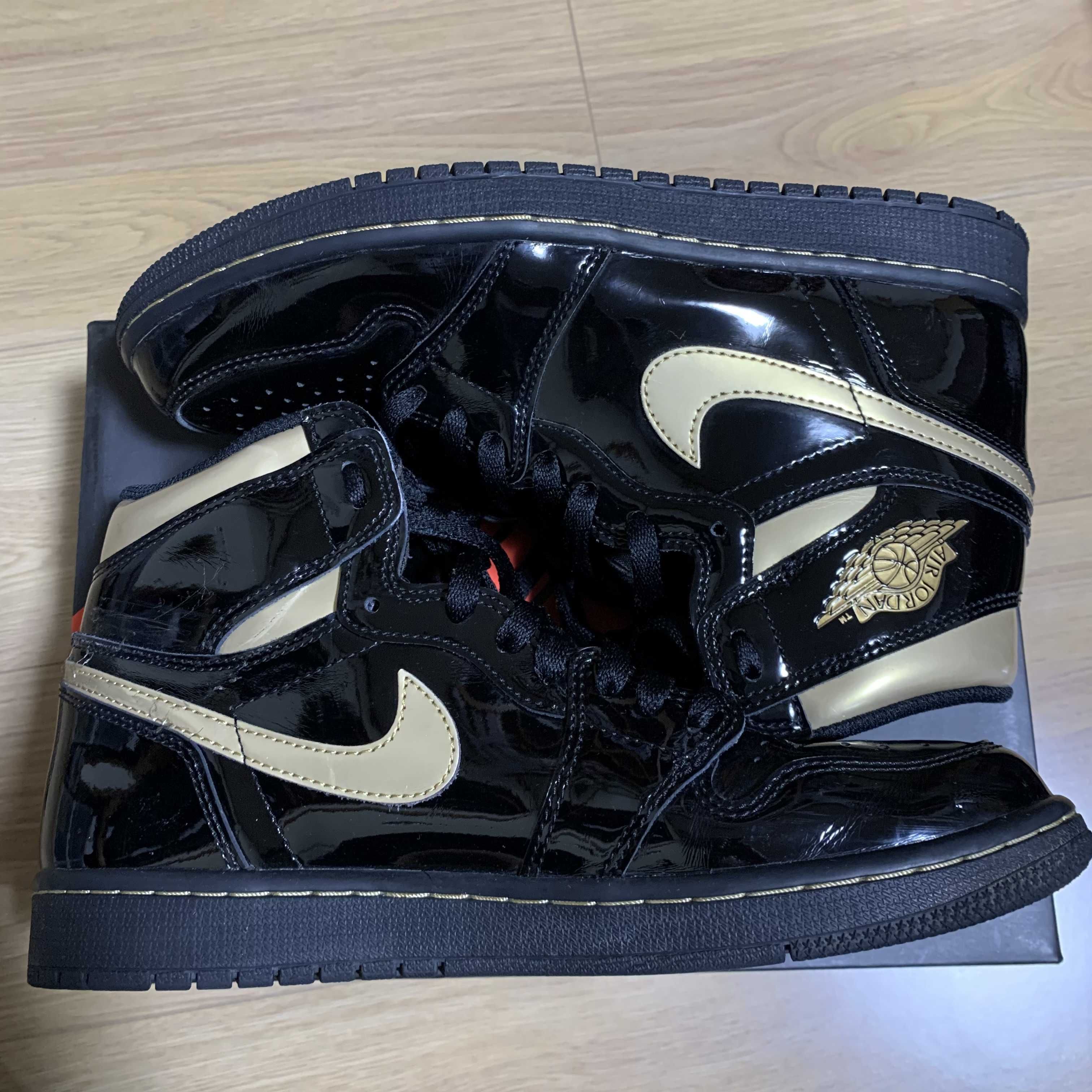 Nike Air Jordan 1 High OG "Black-Metalic Gold"