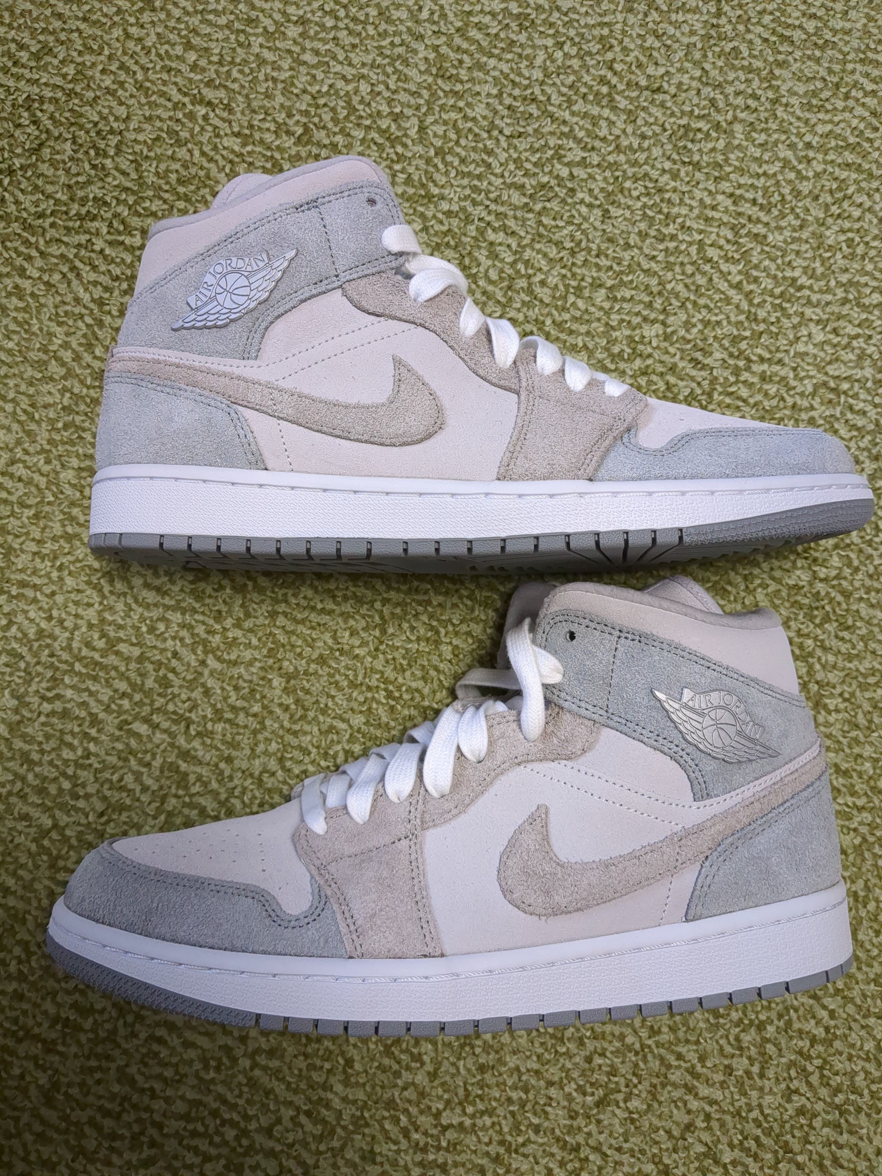 Nike Women's Air Jordan 1 Mid SE "Particle Grey"