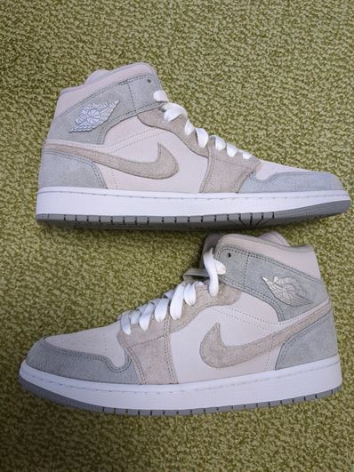Nike Women's Air Jordan 1 Mid SE "Particle Grey"