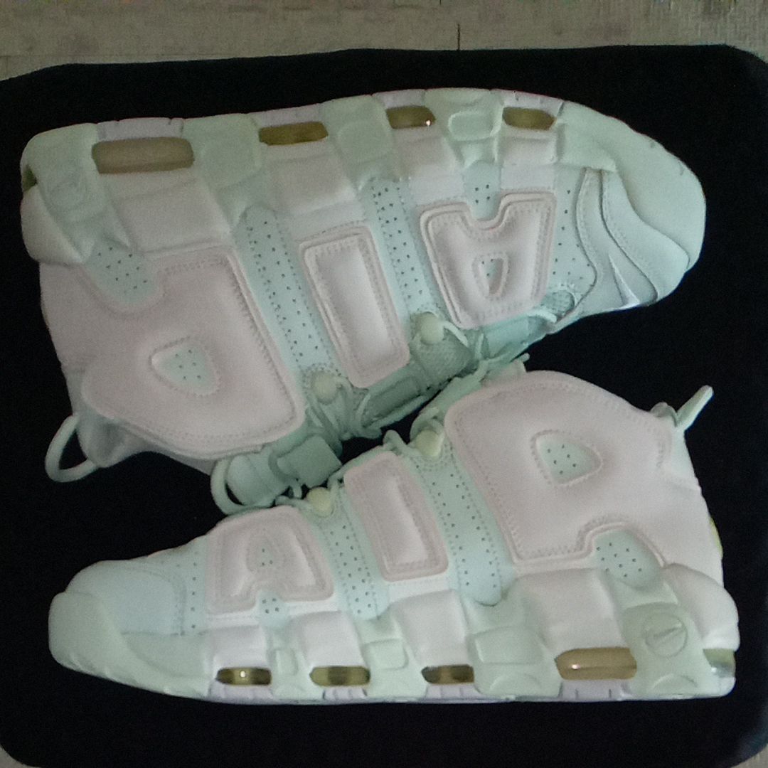 NIKE Women's AIR MORE UPTEMPO "BARLEY GREEN"