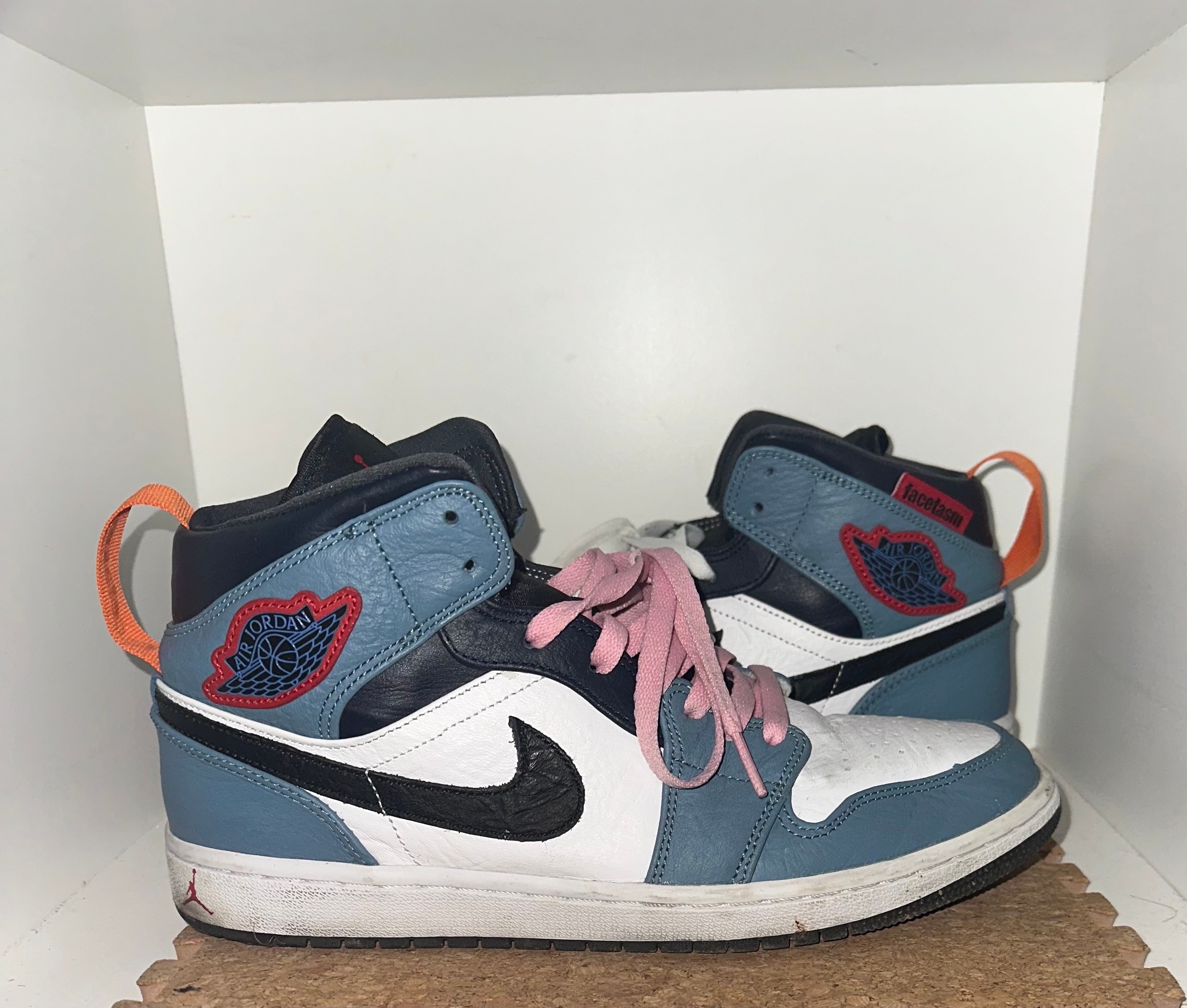 ファセッタズム × ナイキ エアジョーダン1 ミッド "ホワイト/ネイビー"