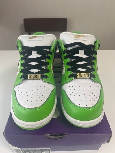 Supreme × Nike SB Dunk Low OG QS Gold Stars "White/Mean Green"