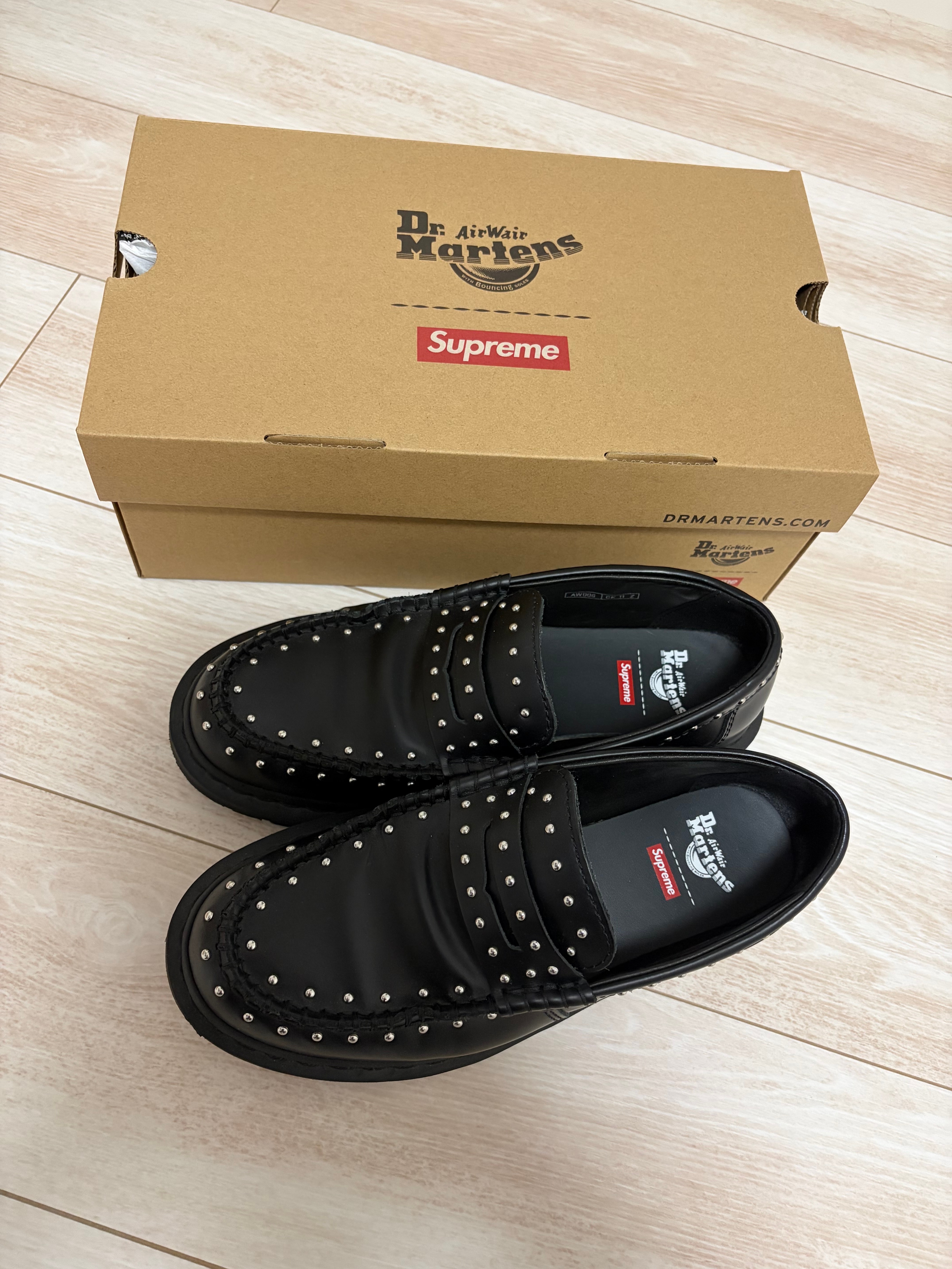 シュプリーム × ドクターマーチン スタッズ ペントン ローファー