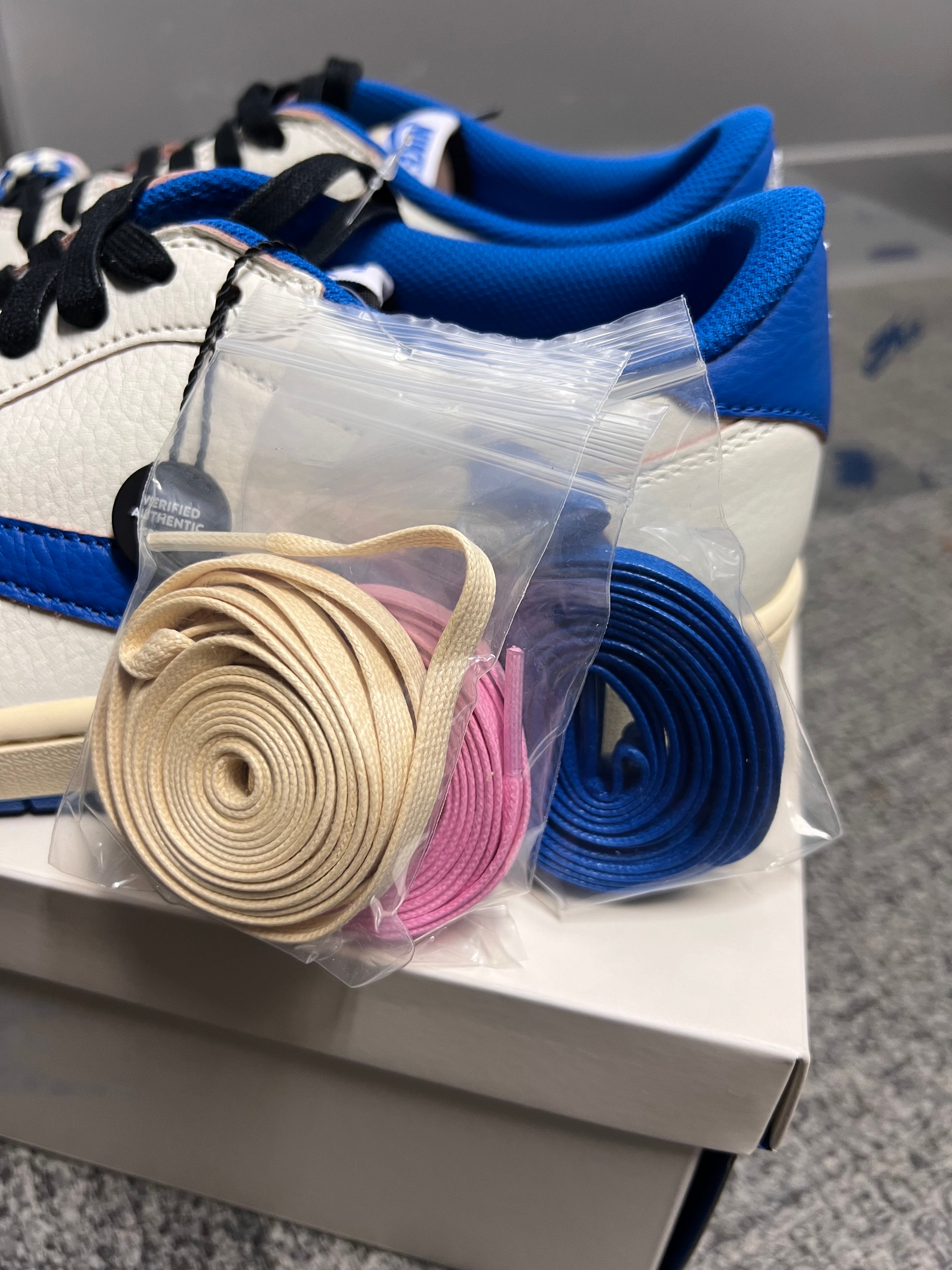 トラヴィススコット × フラグメントデザイン × ナイキ エアジョーダン1 ロー OG "セイル/ミリタリーブルー"