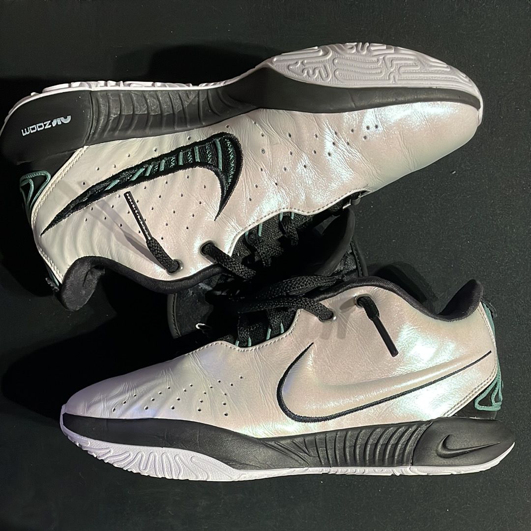 ナイキ レブロン21 "コンキオリン"