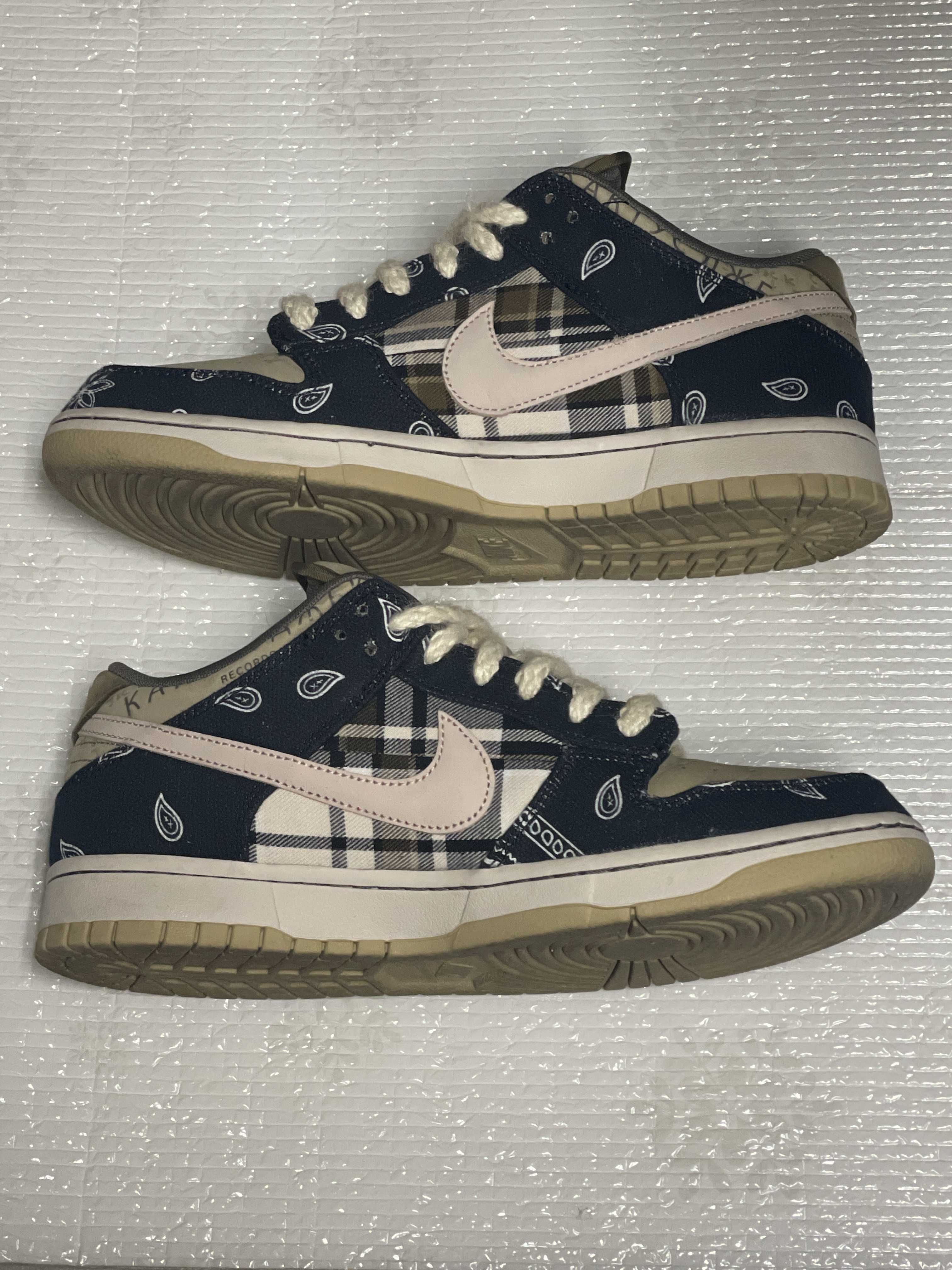 Travis Scott × Nike SB Dunk Low "Black/Parachute Beige"
