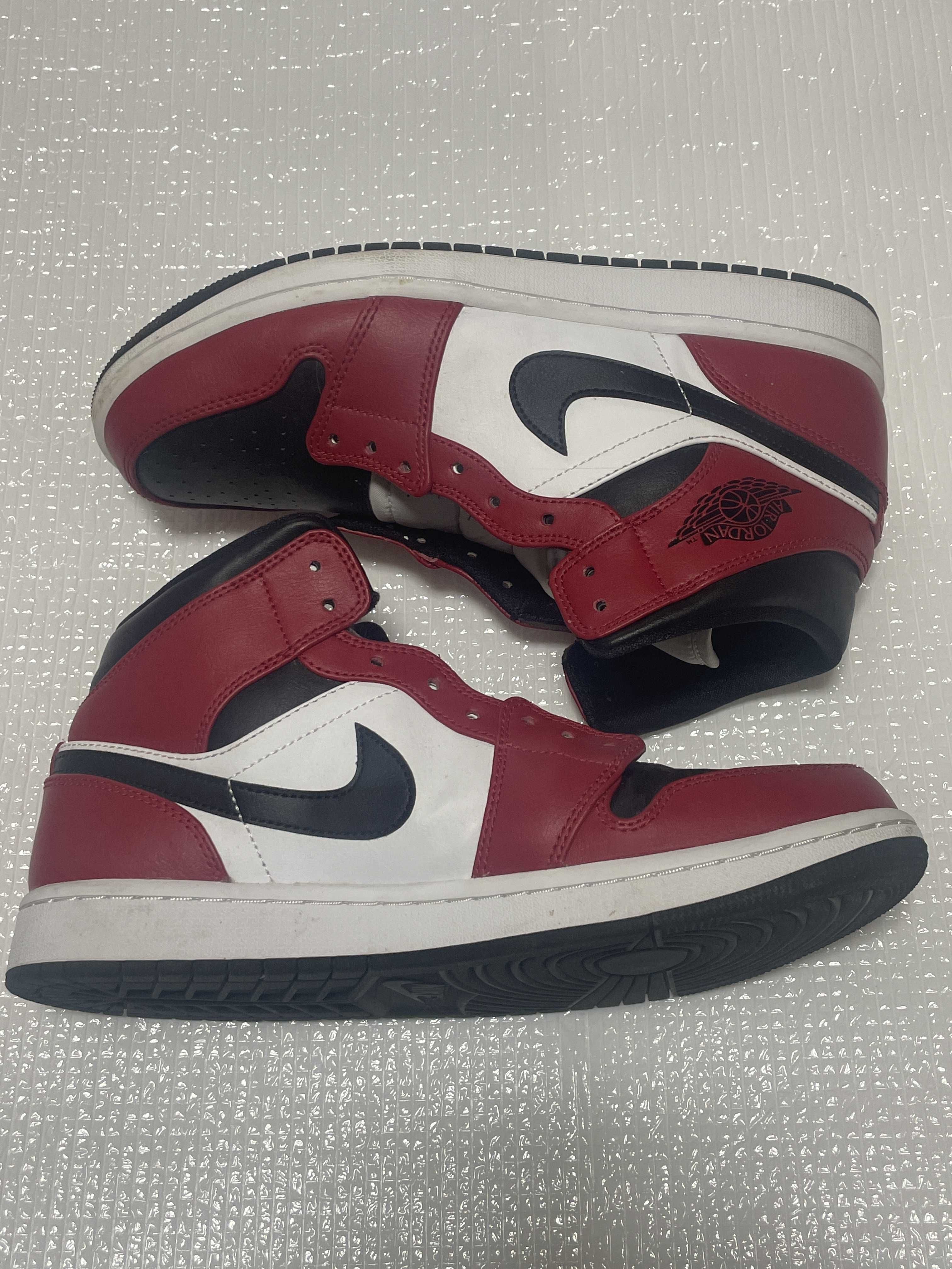 Nike Air Jordan 1 Mid "Chicago Black Toe"