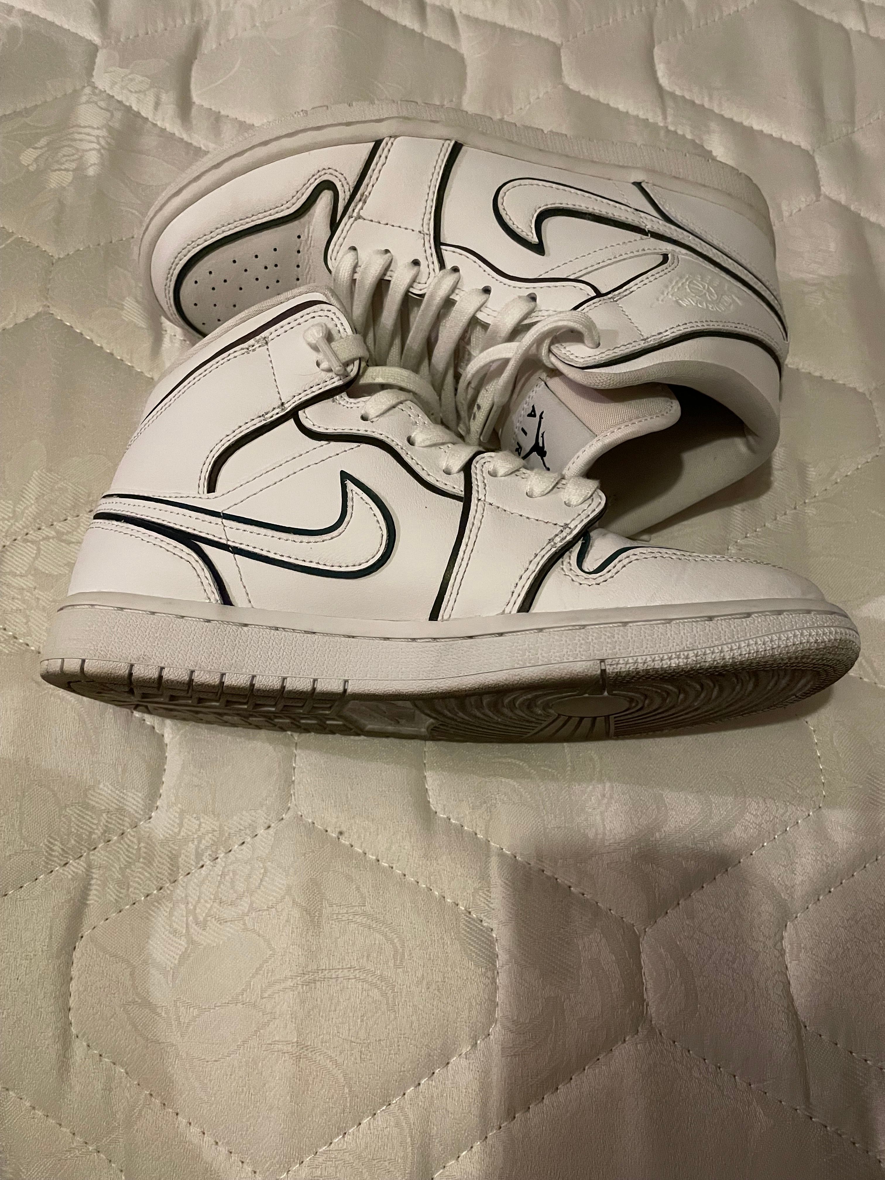 NIKE Women's AIR JORDAN 1 MID "WHITE/BLACK"