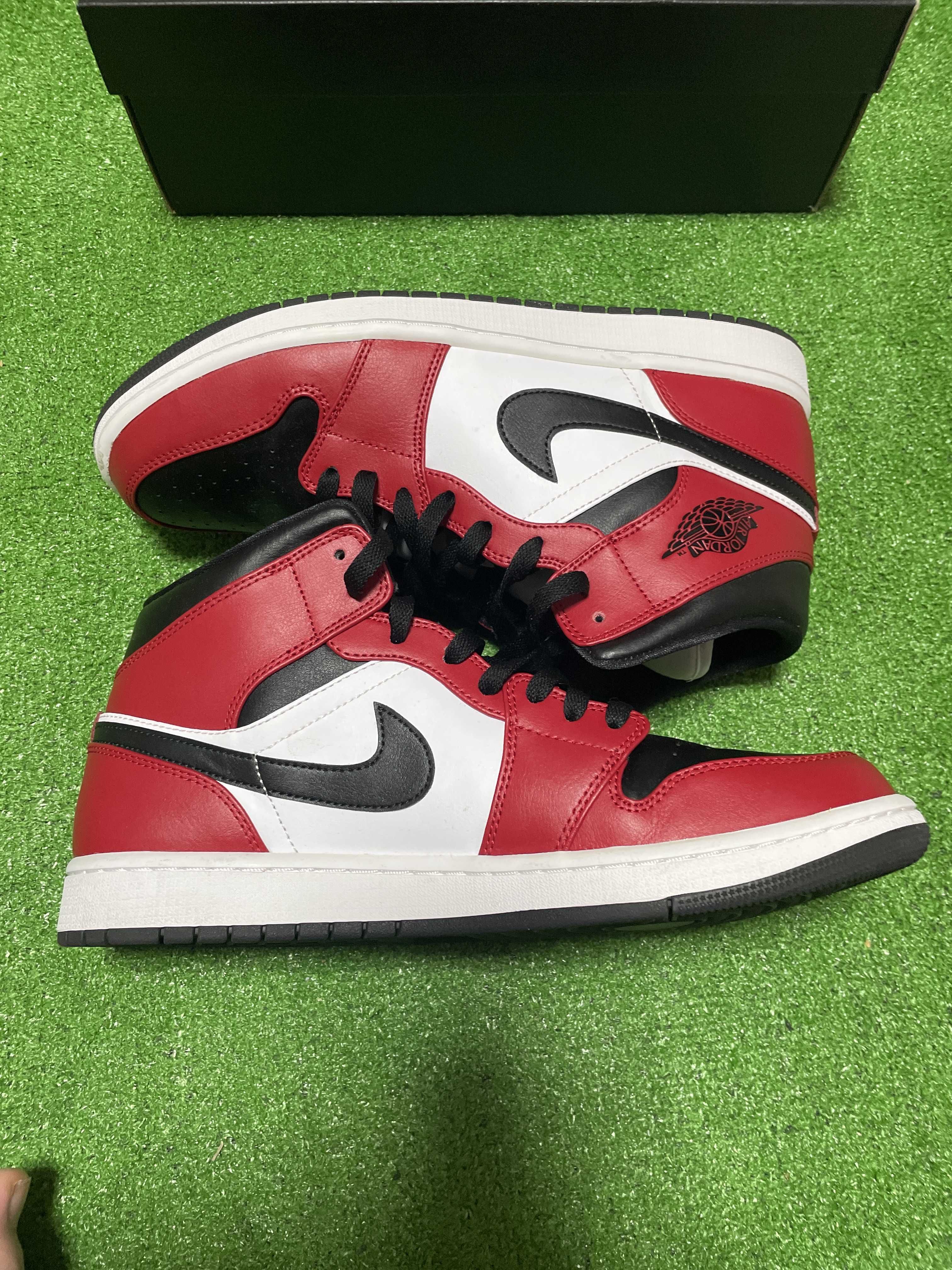 Nike Air Jordan 1 Mid "Chicago Black Toe"