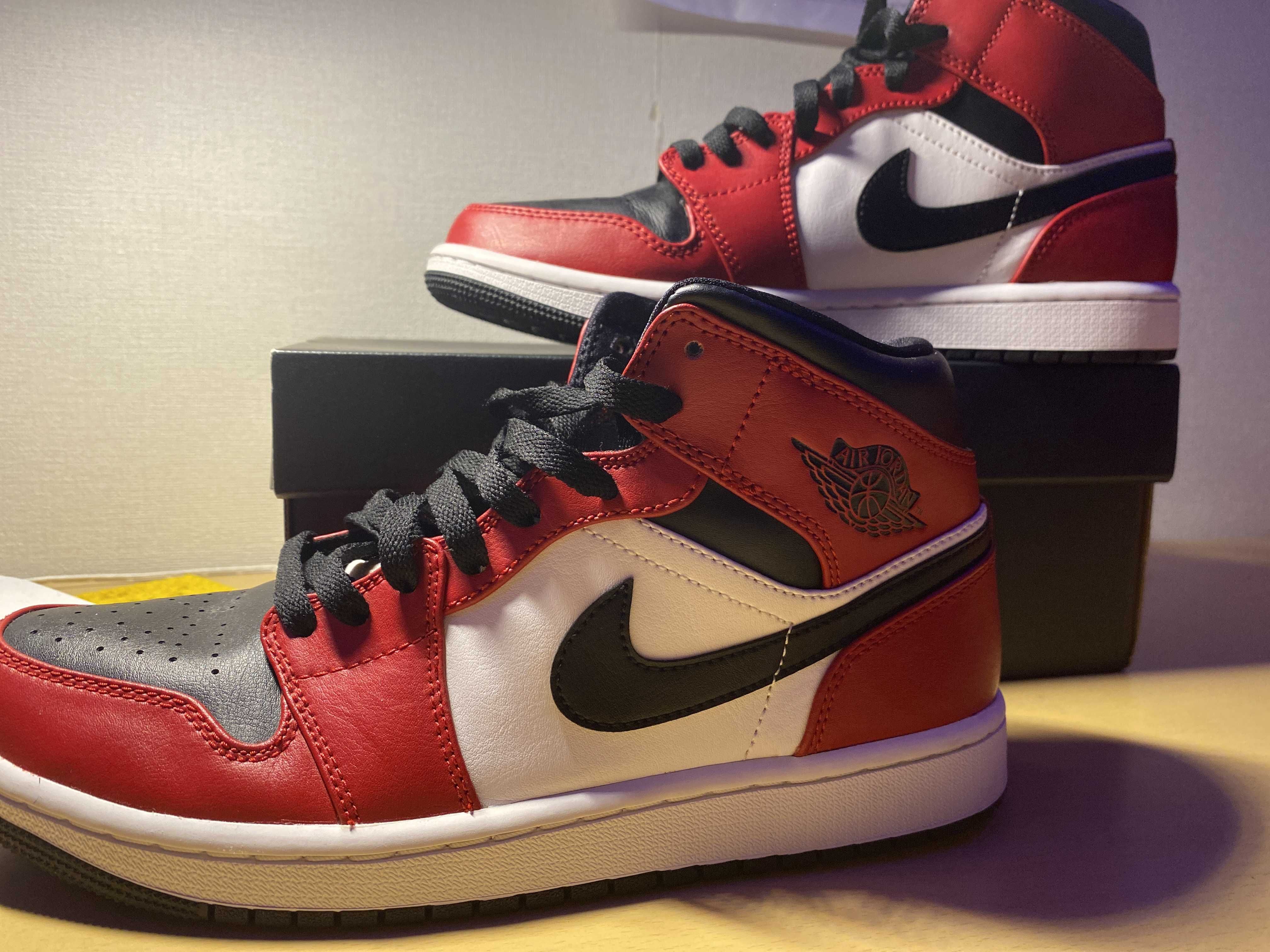 Nike Air Jordan 1 Mid "Chicago Black Toe"