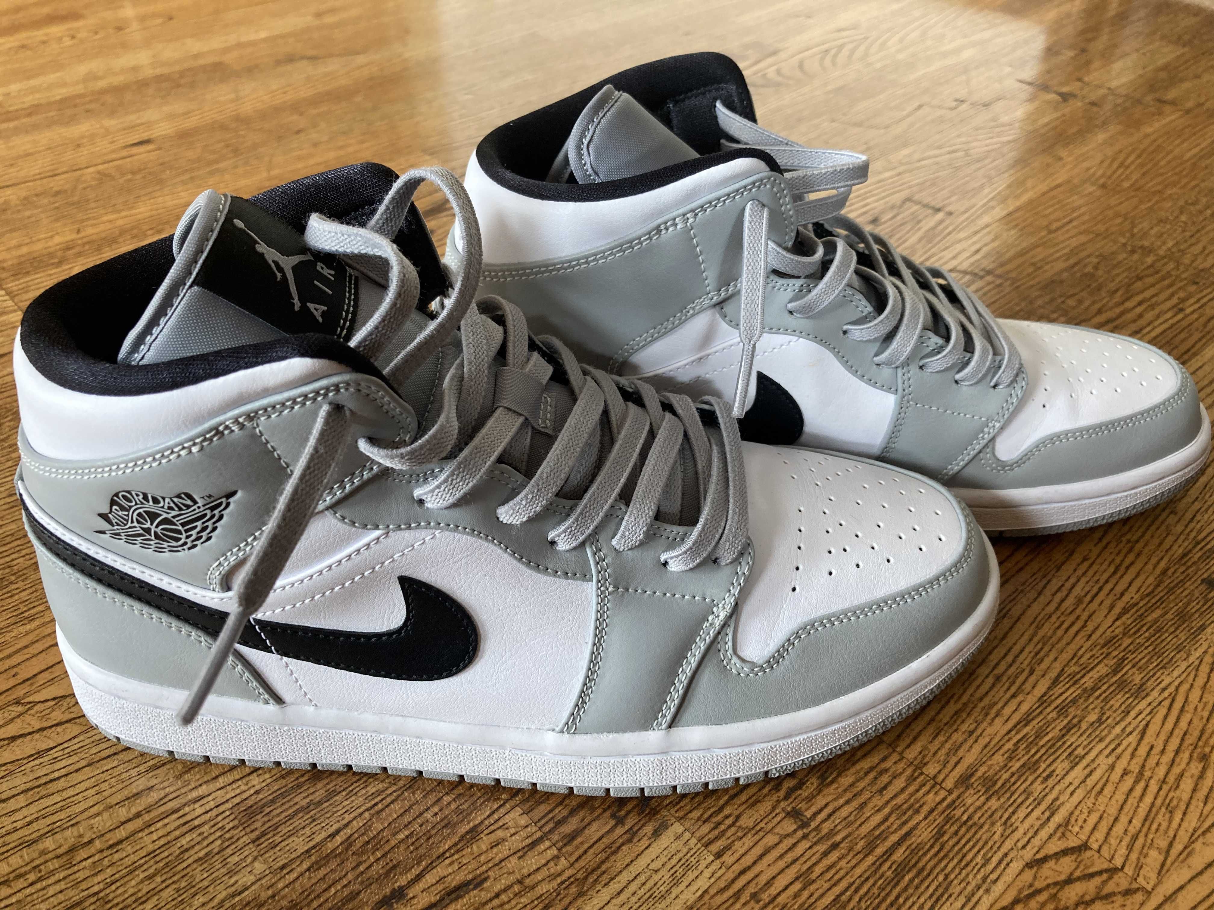 Nike Air Jordan 1 Mid "Light Smoke Grey/White/Black"