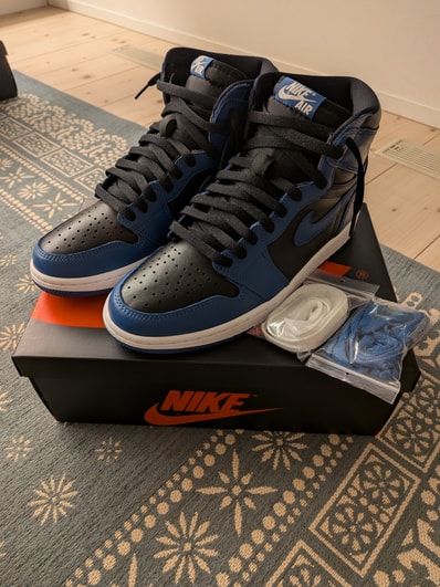 Nike Air Jordan 1 Retro High OG "Dark Marina Blue"