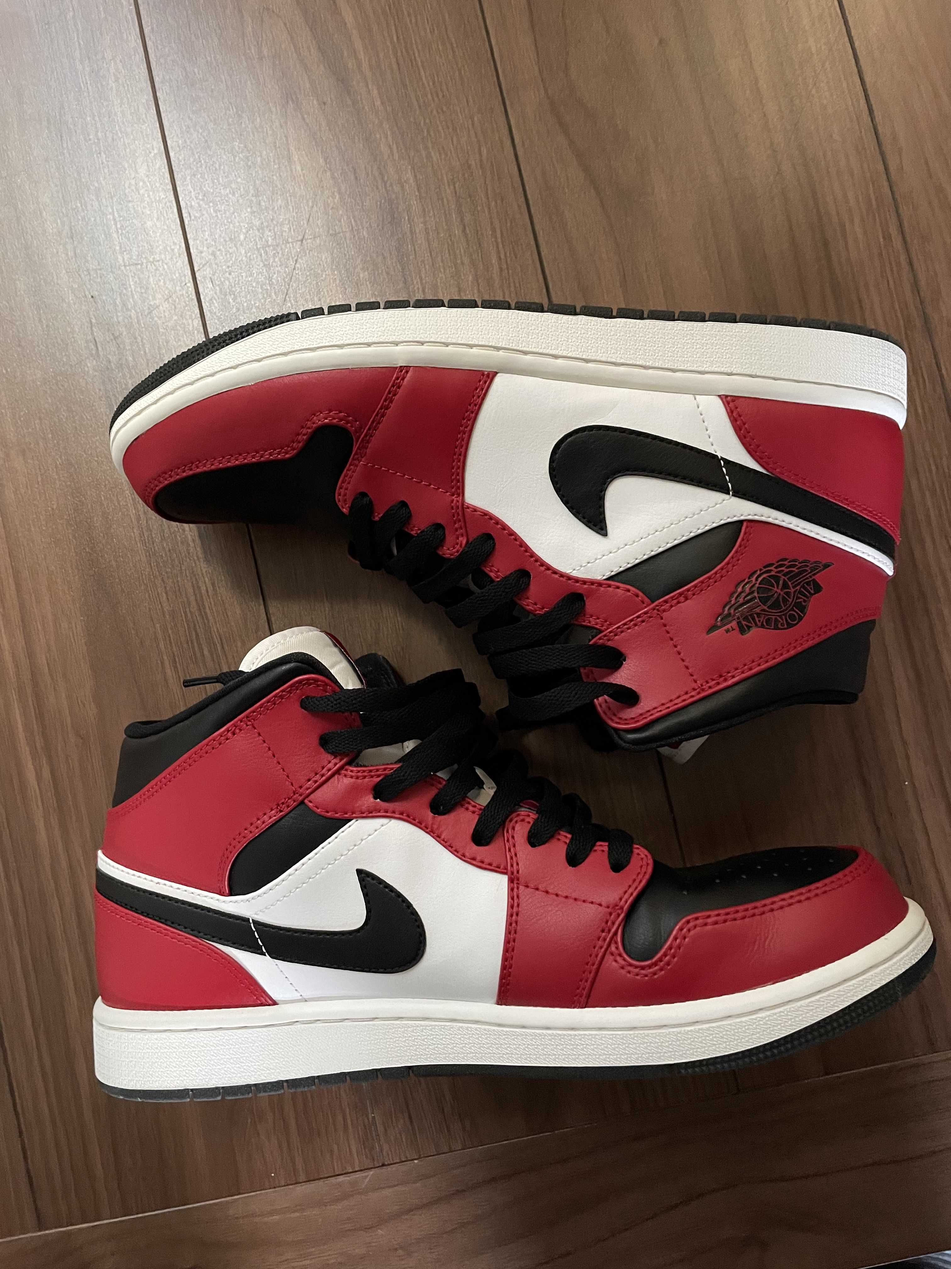 Nike Air Jordan 1 Mid "Chicago Black Toe"