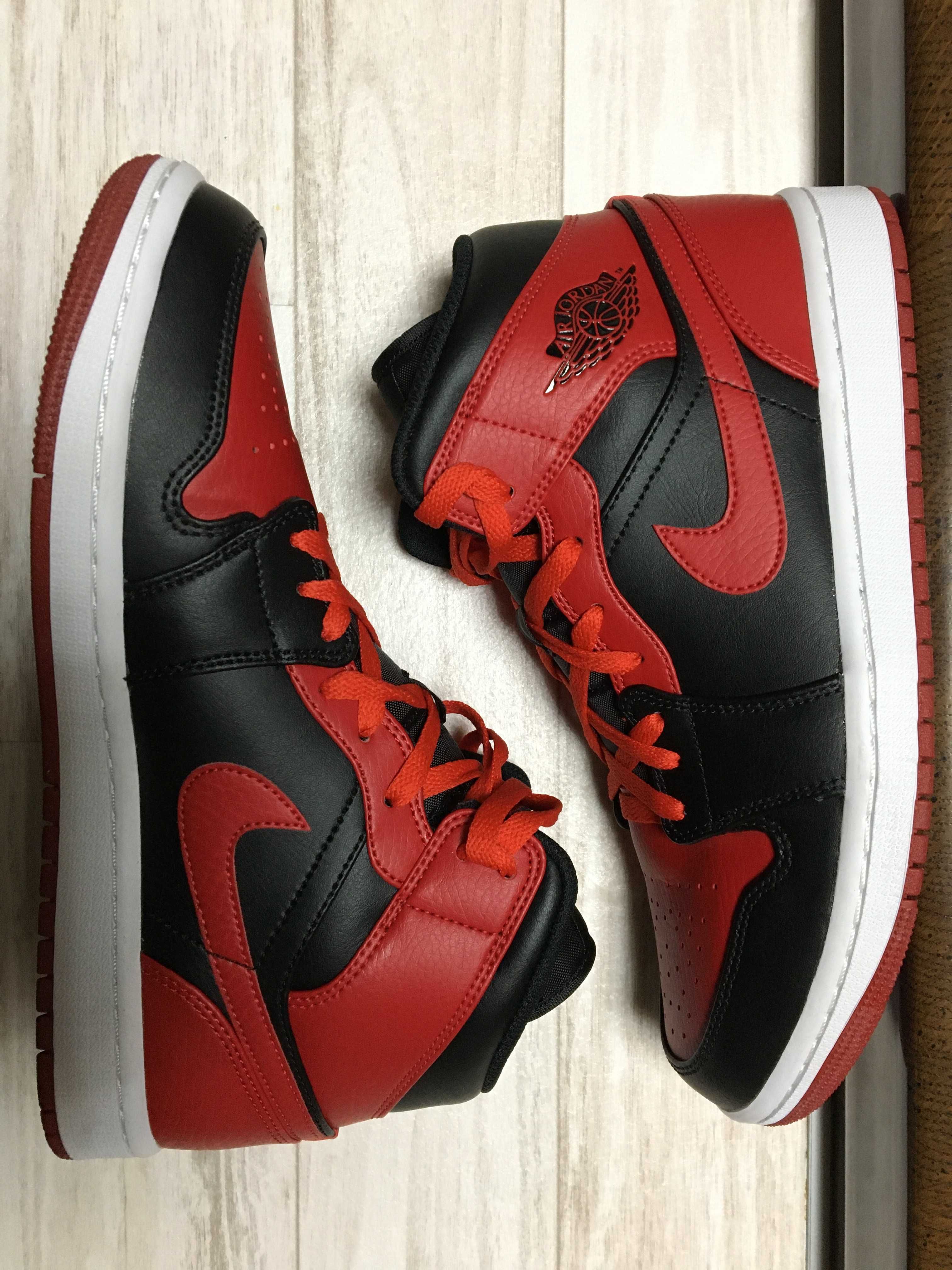 Nike Air Jordan 1 Mid "Bred"