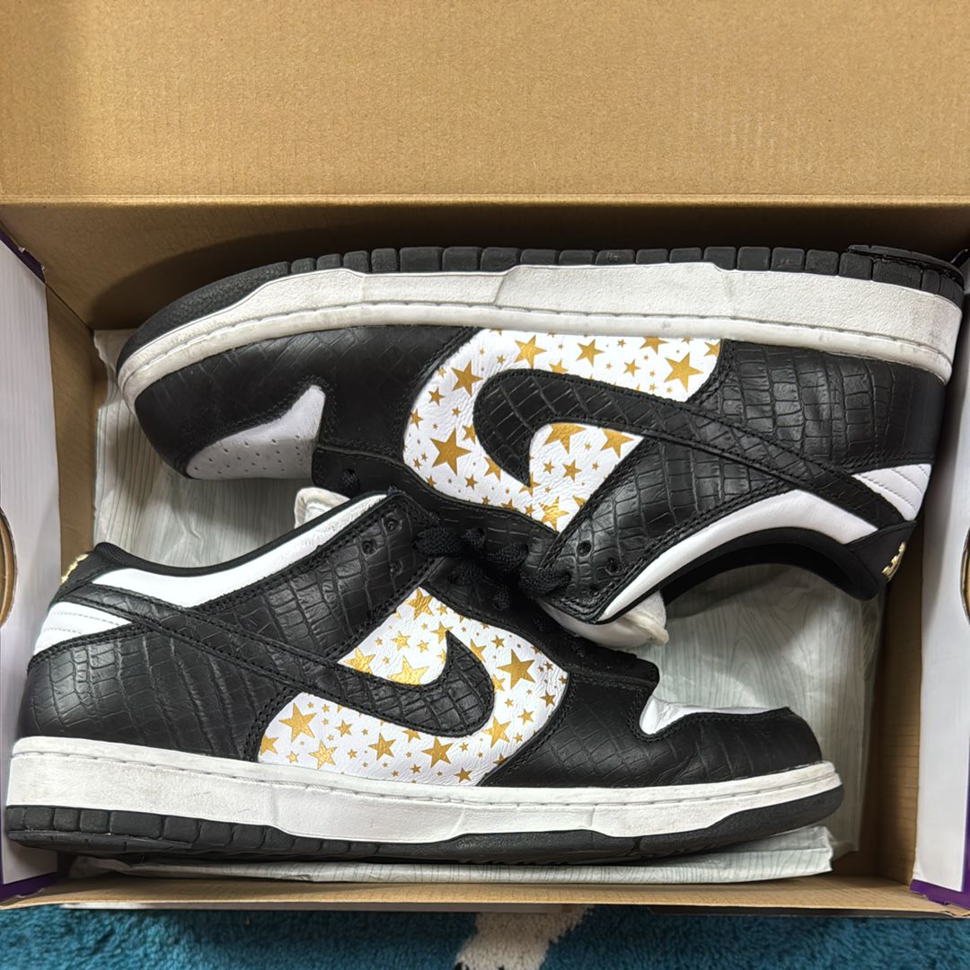 Supreme × Nike SB Dunk Low OG QS Gold Stars "White/Black"