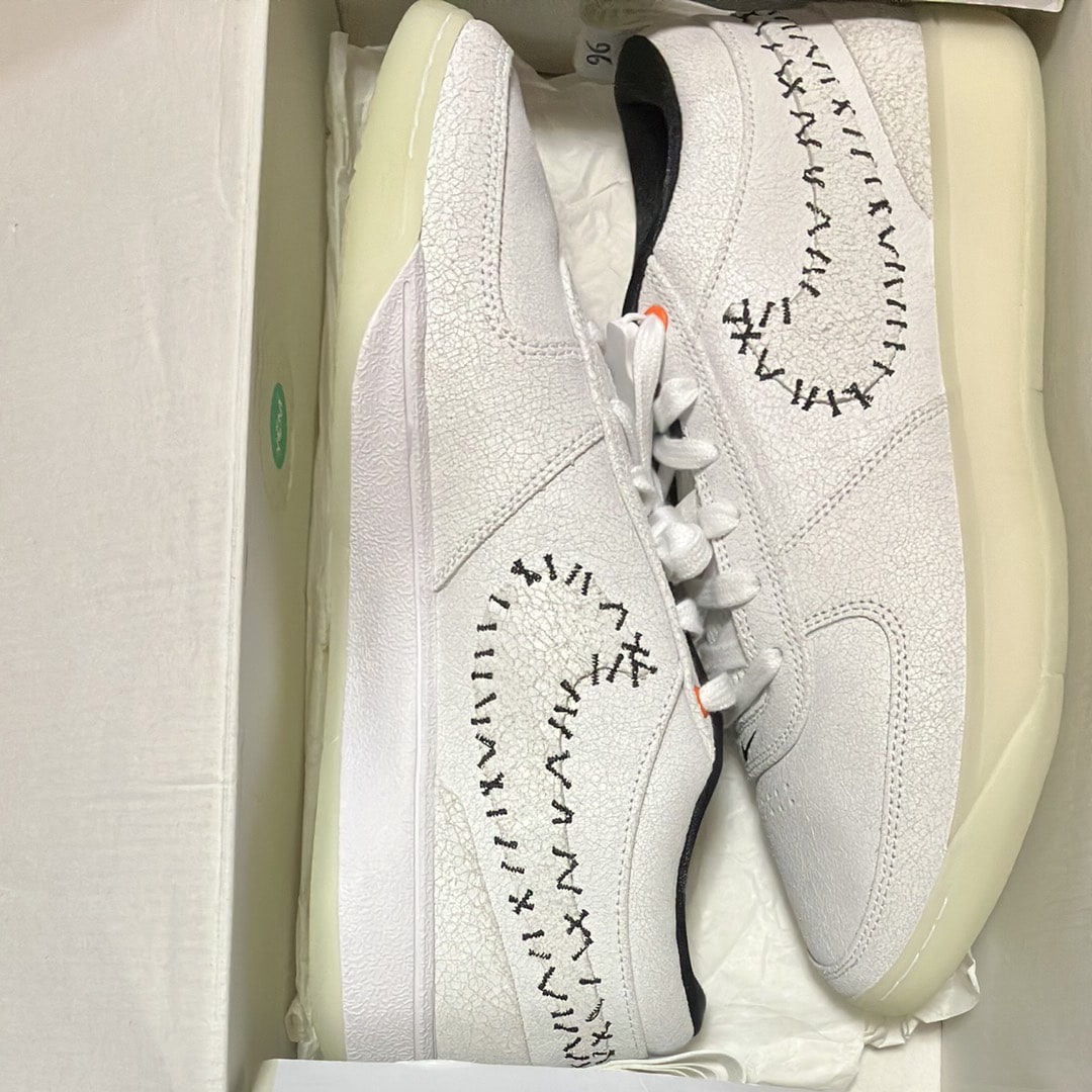 ナイキ ブック1 "ナイトメア ビフォア クリスマス" (FJ4250-102/FJ4249-102)