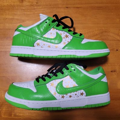 Supreme × Nike SB Dunk Low OG QS Gold Stars "White/Mean Green"