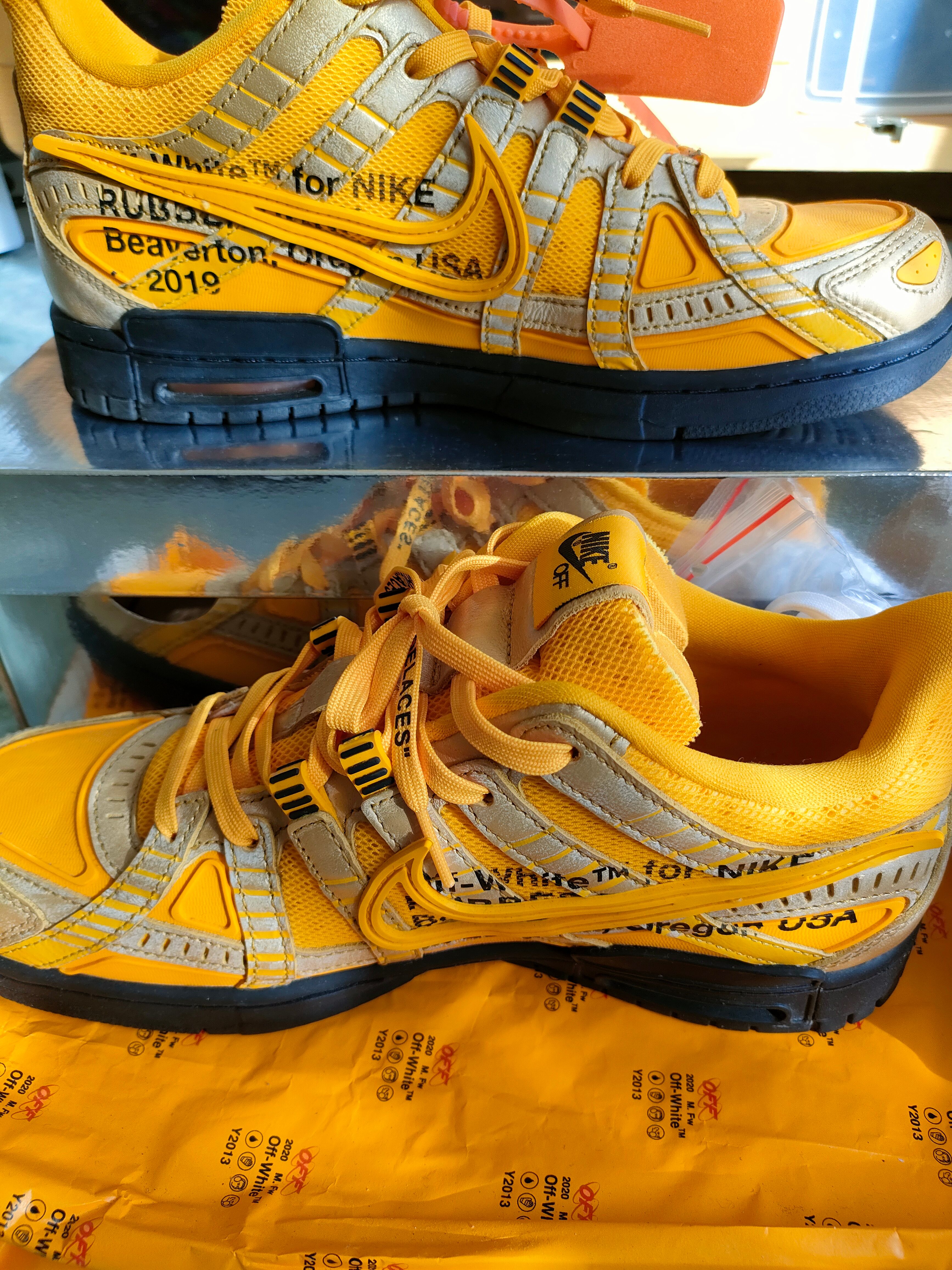Off-White × Nike Air Rubber Dunk "University Gold"