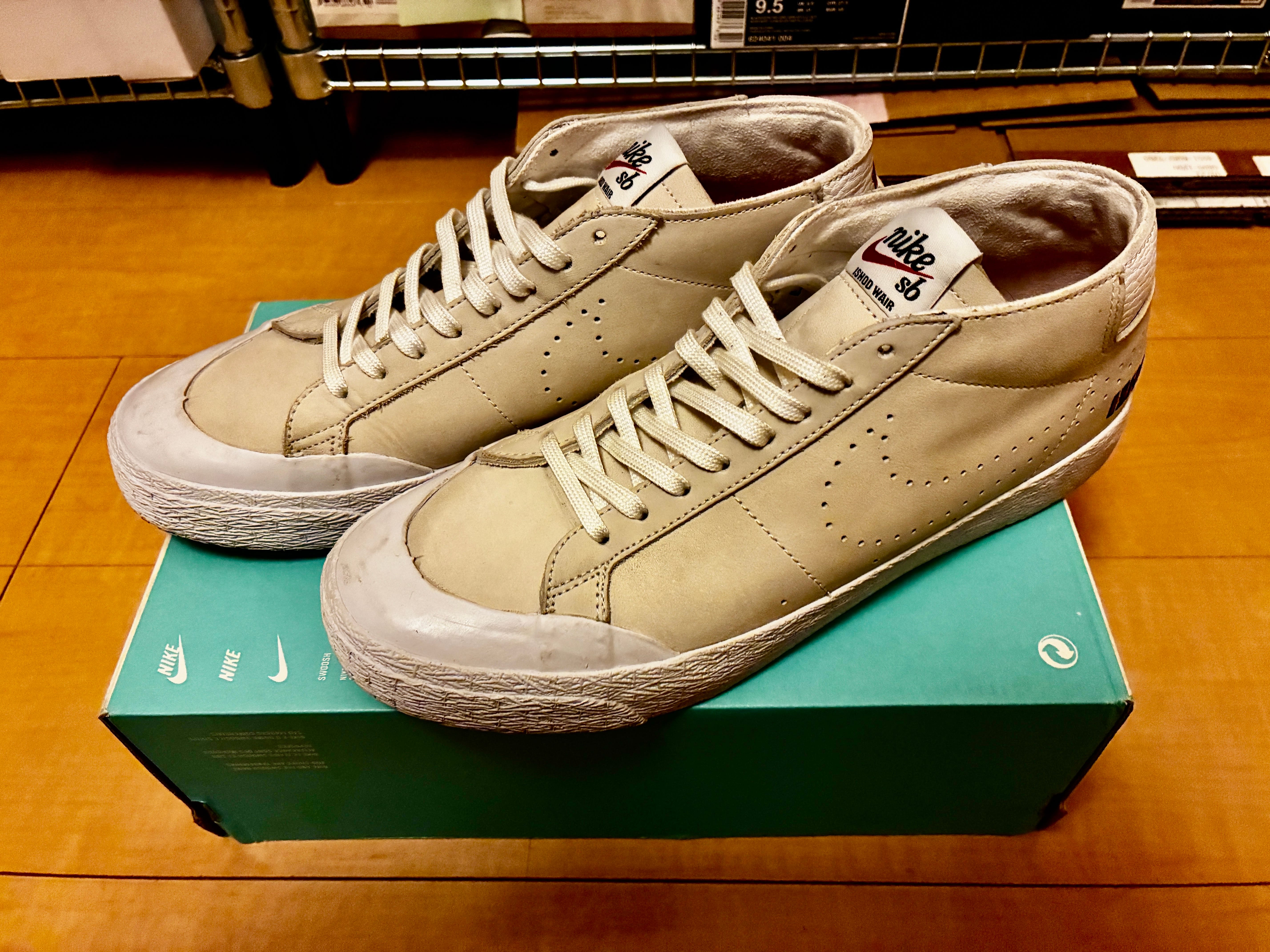 イショッドウェア × ナイキ SB ズーム ブレーザー チャッカ XT QS "セイル/レッド"