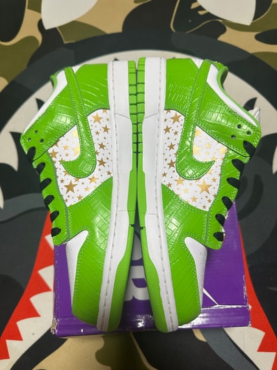 Supreme × Nike SB Dunk Low OG QS Gold Stars "White/Mean Green"
