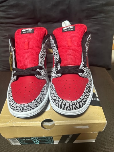 Supreme × Nike SB Dunk Low "Red Cement"(2012)