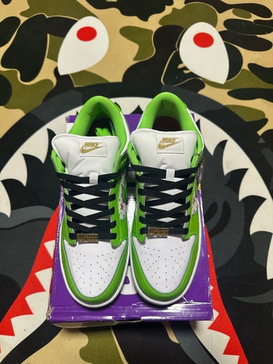 Supreme × Nike SB Dunk Low OG QS Gold Stars "White/Mean Green"