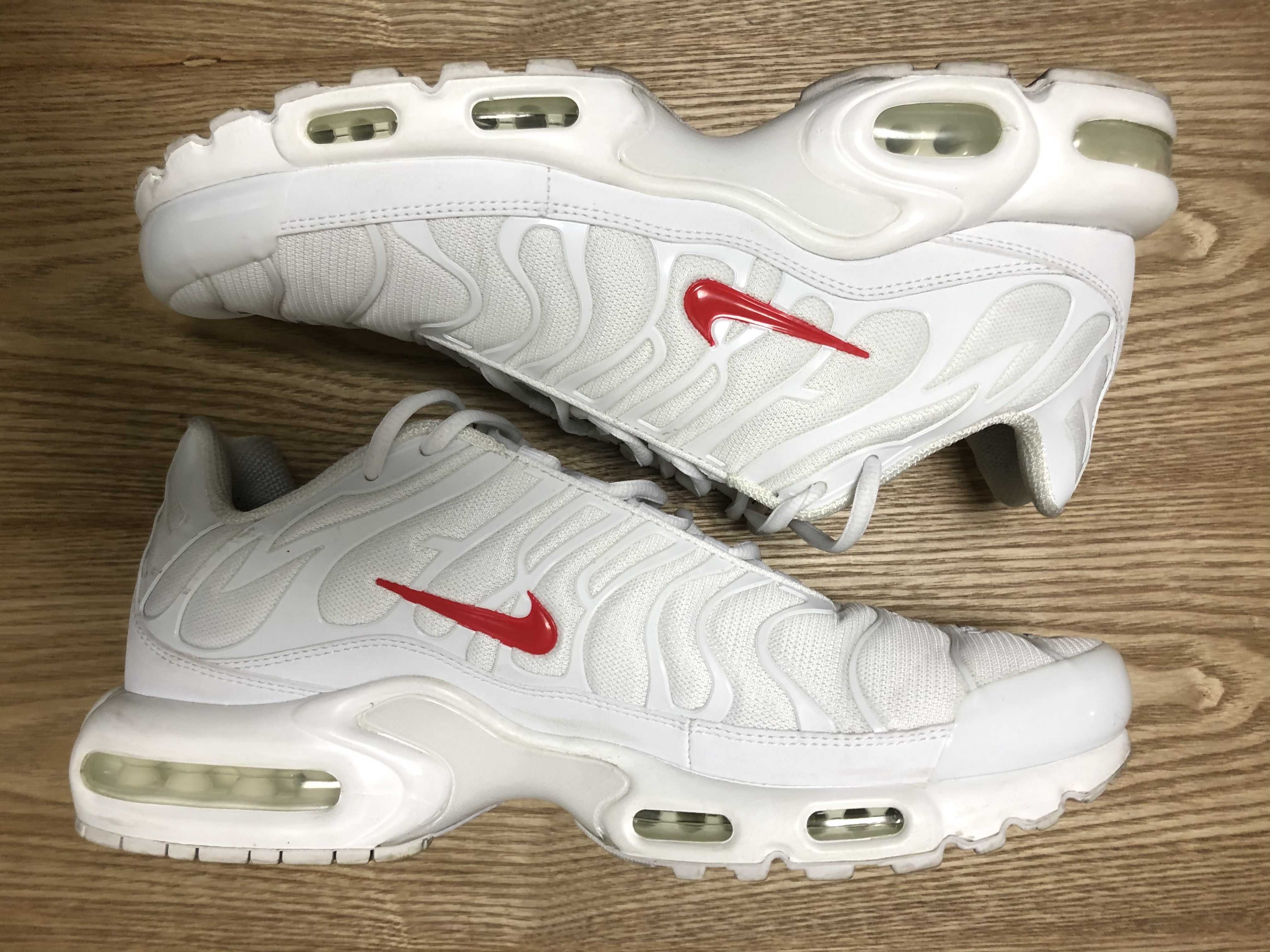 Supreme x Nike Air Max Plus TN "White/Speed Red"