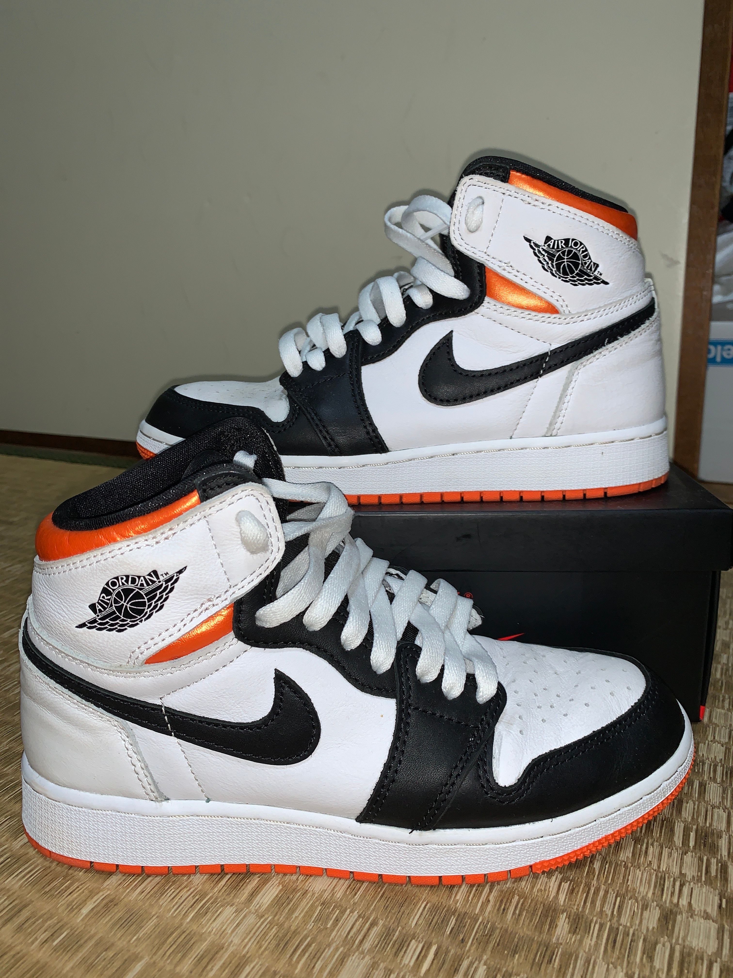 Nike Air Jordan 1 Retro High OG "Electro Orange"