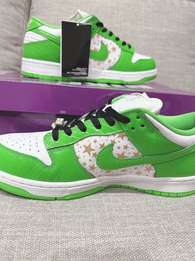 Supreme × Nike SB Dunk Low OG QS Gold Stars "White/Mean Green"