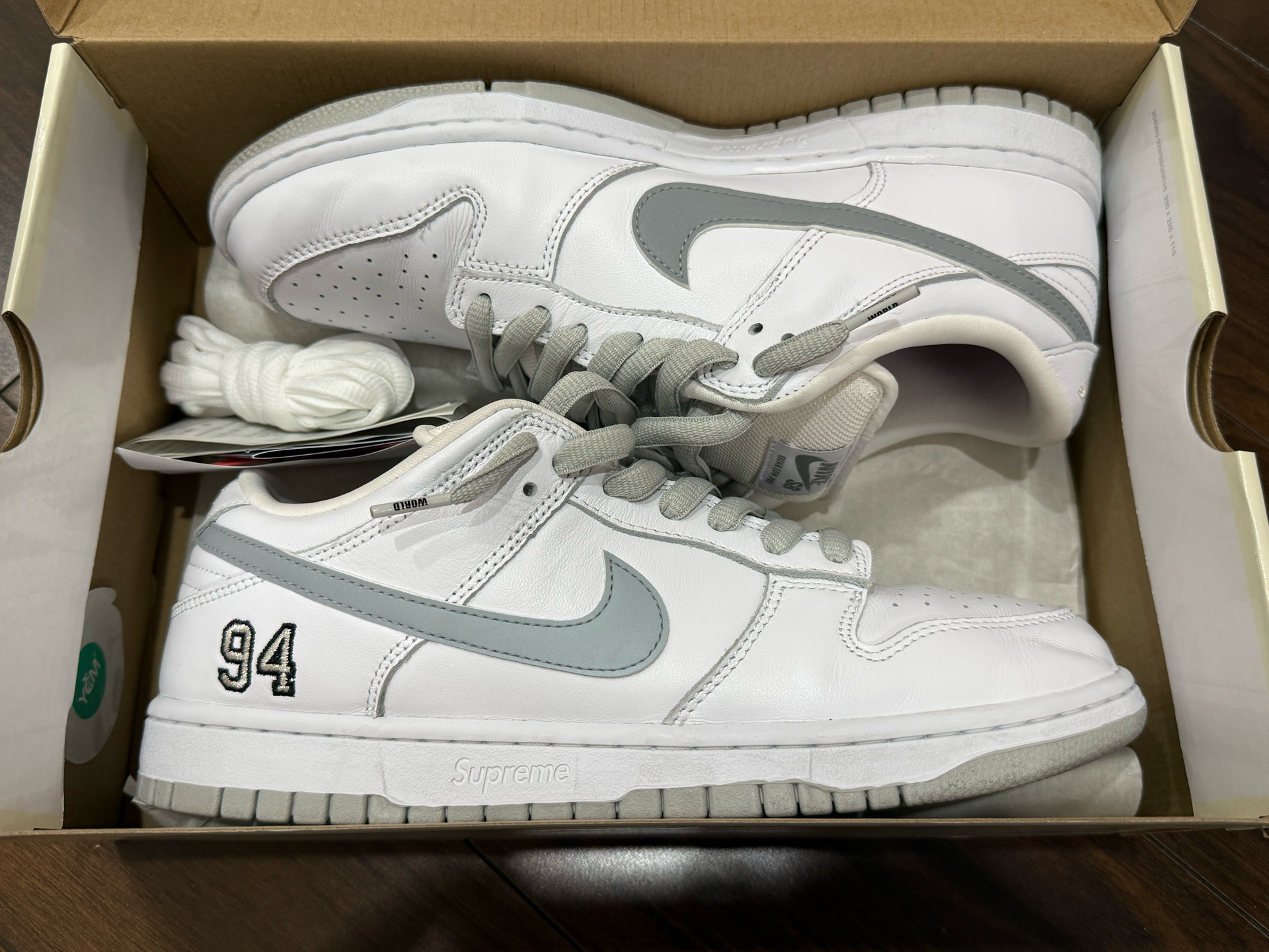 Supreme × Nike SB Dunk Low "White/Metallic Silver" (25FW Week2)