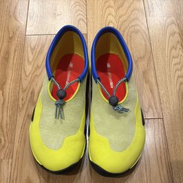 エメレオンドレ × ニューバランス MT10 "ネオン"