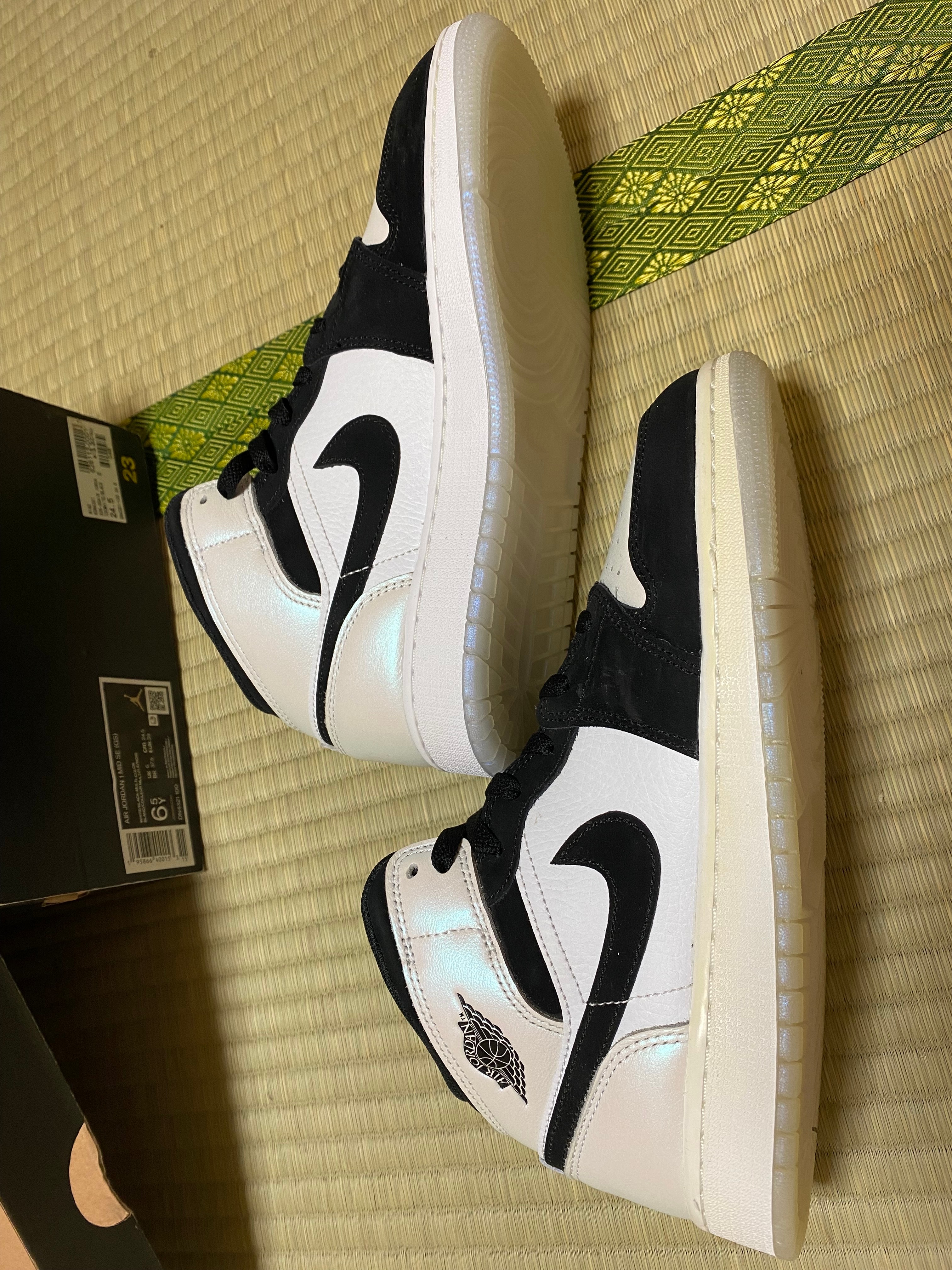 Nike GS Air Jordan 1 Mid "Omega/Black/White"