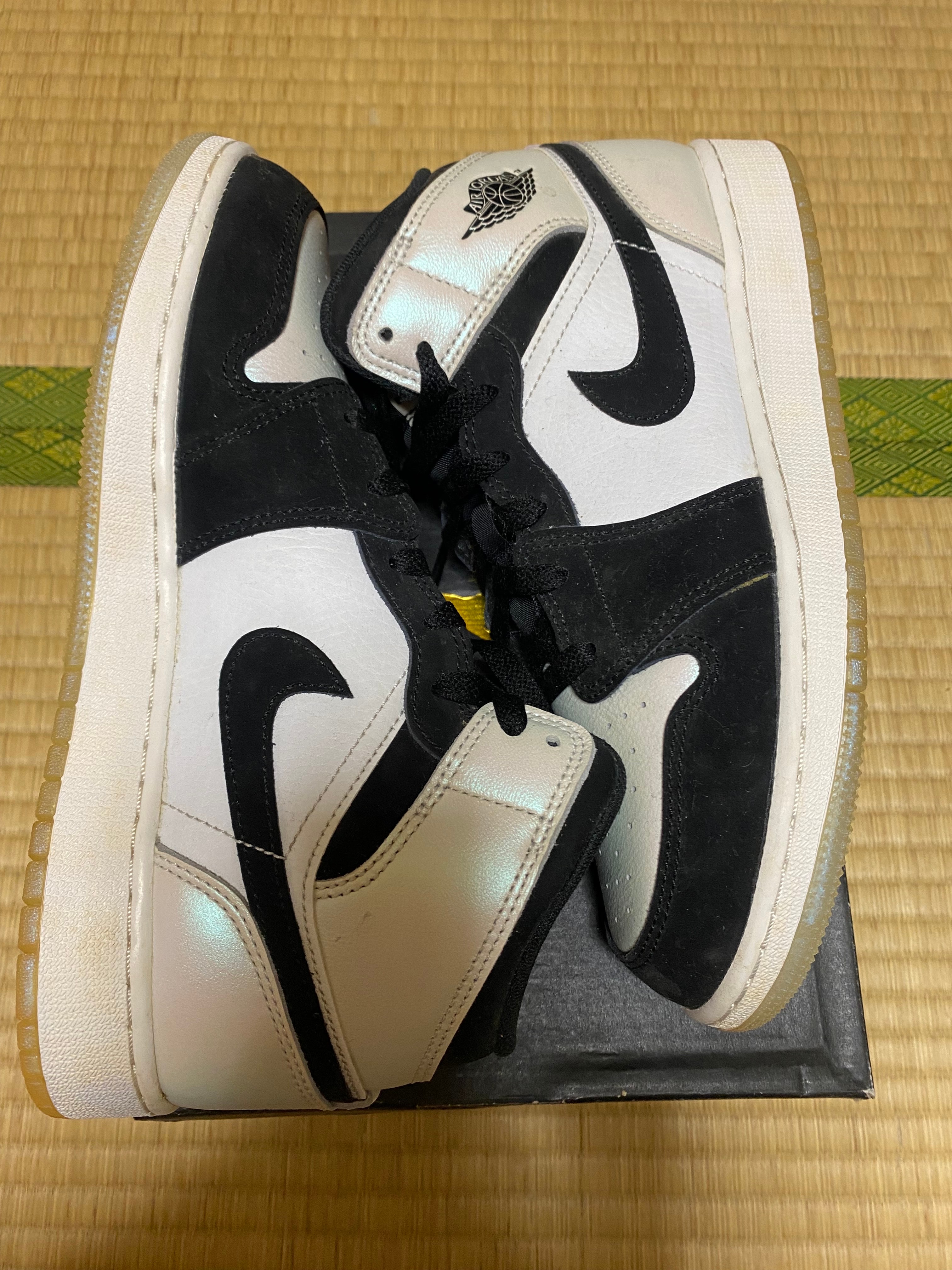 Nike GS Air Jordan 1 Mid "Omega/Black/White"