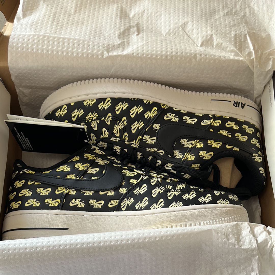 ナイキ エアフォース1 ロー "オールオーバーロゴブラック"