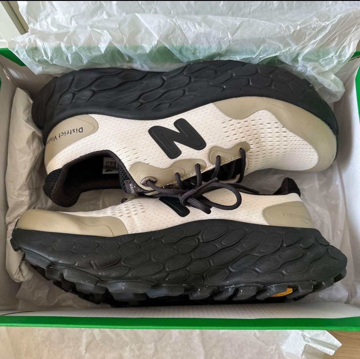 ディストリクトヴィジョン × ニューバランス フレッシュフォーム X モア トレイル "グレー"