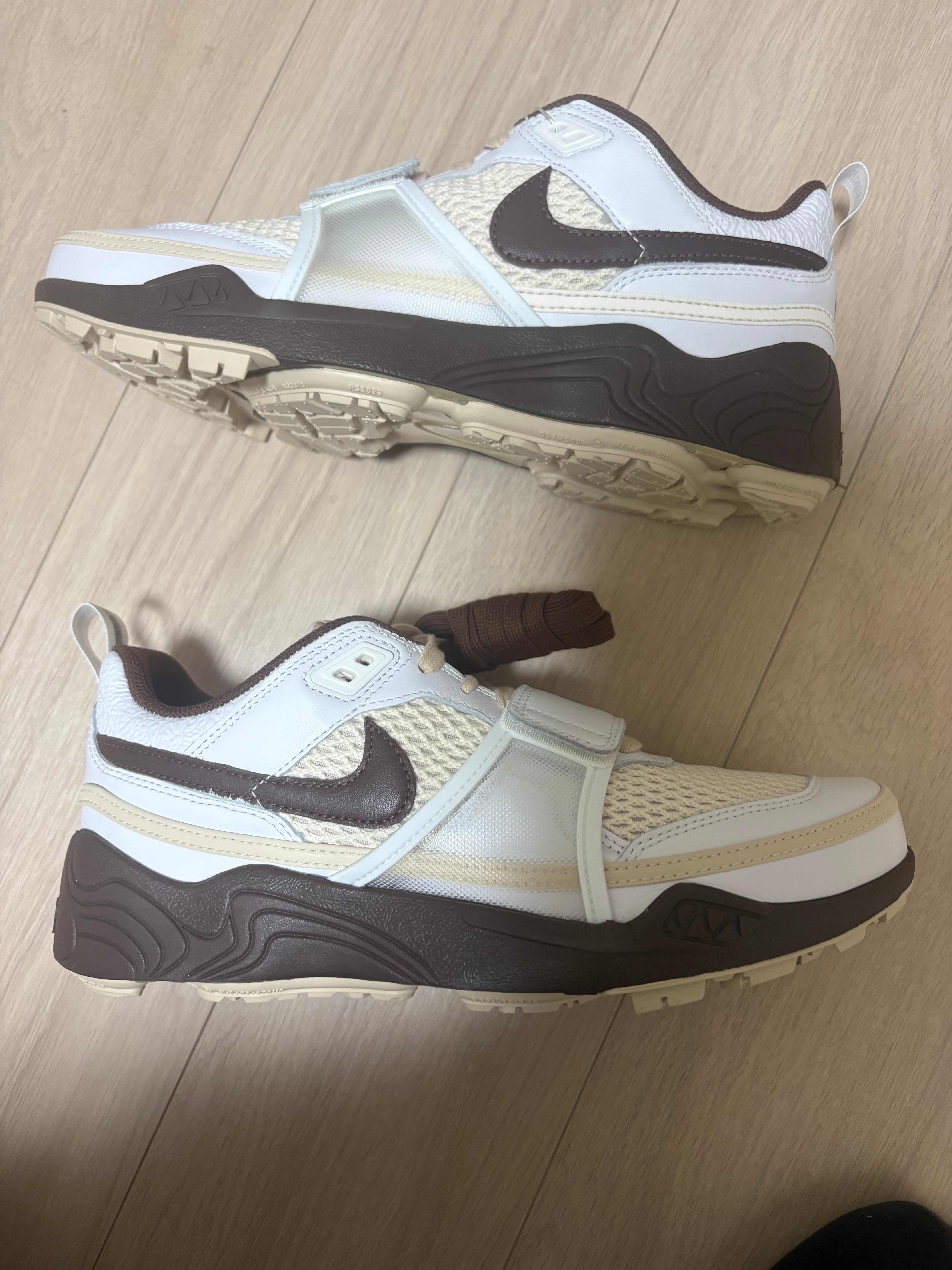 Travis Scott × Nike Zoom Field Jaxx "White and Light Chocolate"