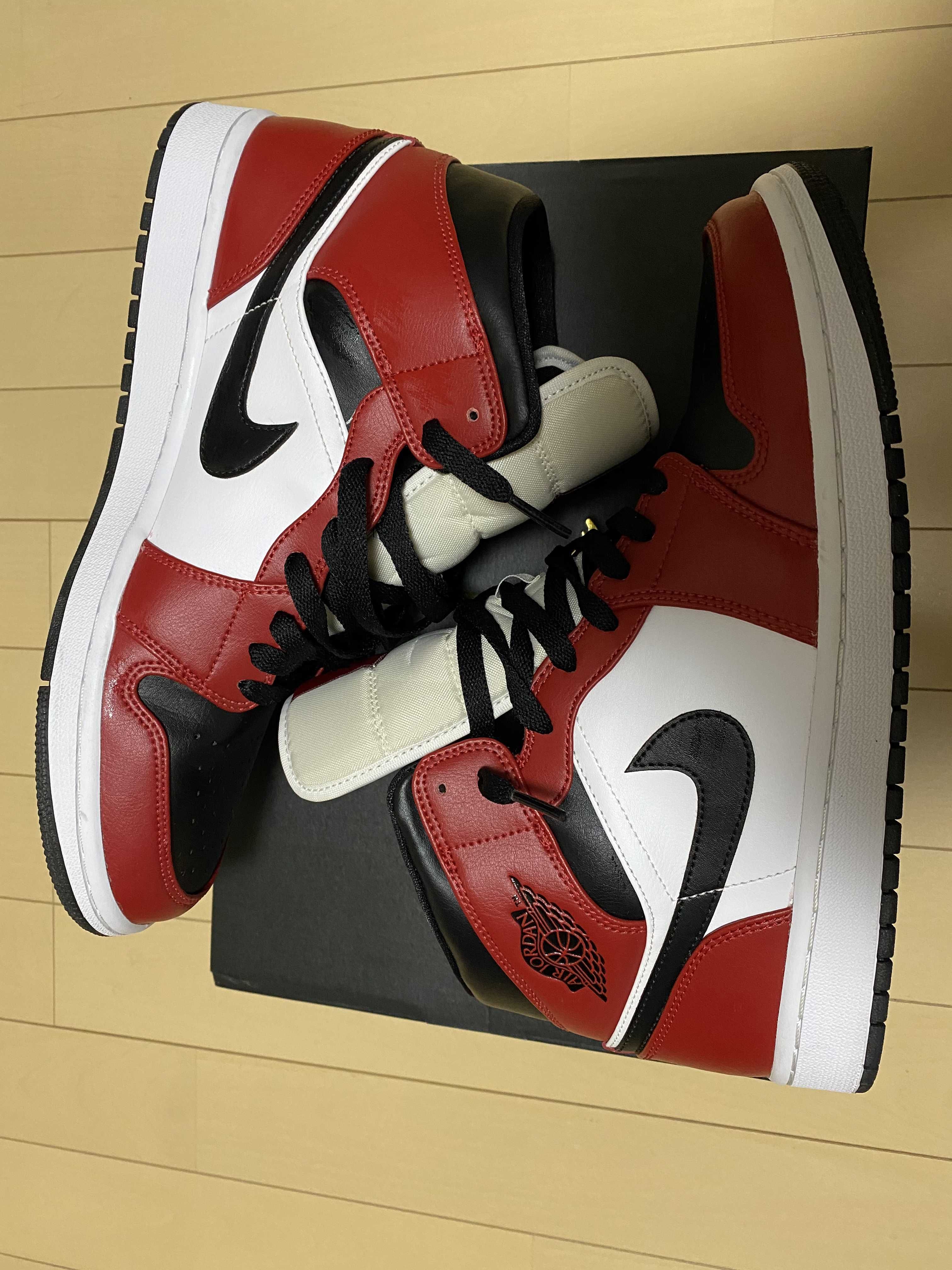 Nike Air Jordan 1 Mid "Chicago Black Toe"