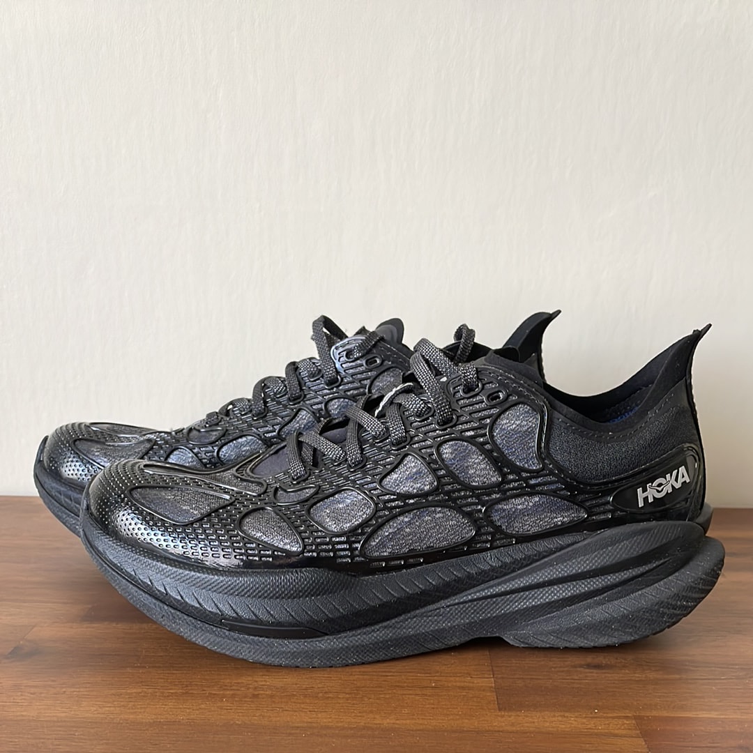 ホカ マッハ X ケージド "ブラック/ミッドナイトブルー"