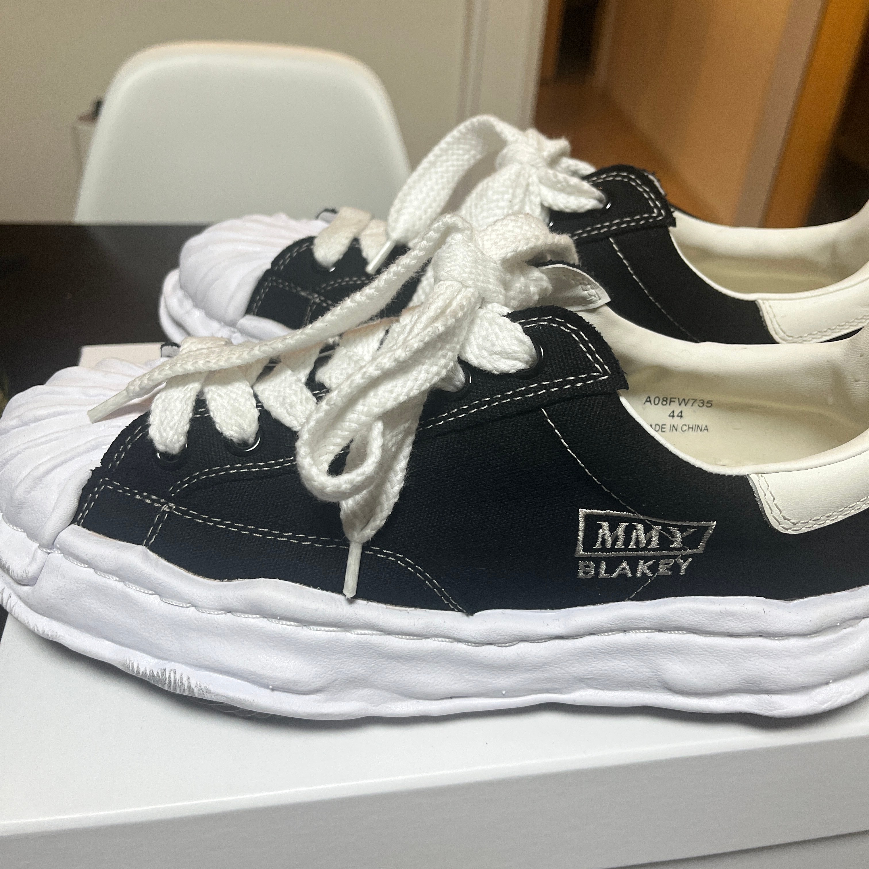 メゾンミハラヤスヒロ ブレイキー OG ソール キャンバス ロートップ スニーカー "ブラック" (A08FW735)