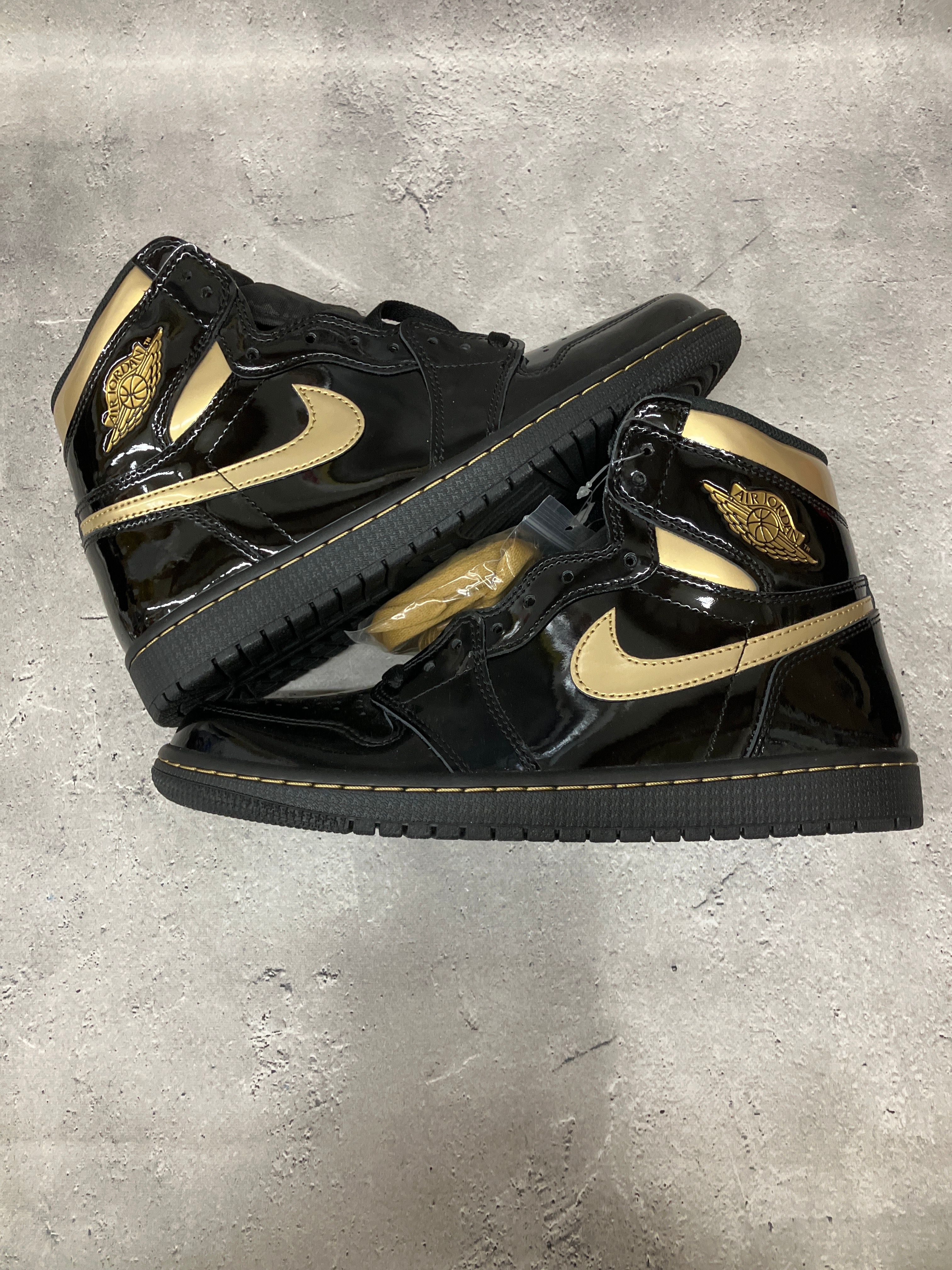 Nike Air Jordan 1 High OG "Black-Metalic Gold"